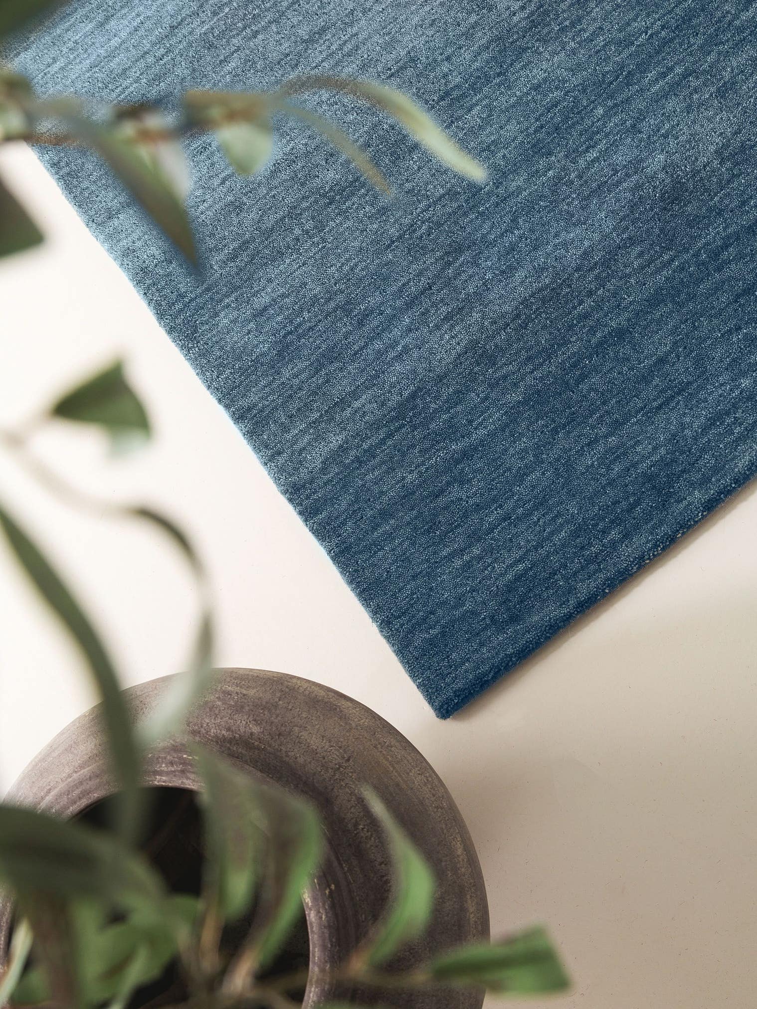 Teppich aus 100% Wolle in Blau mit 6 bis 10 mm hohem Flor von benuta Nest