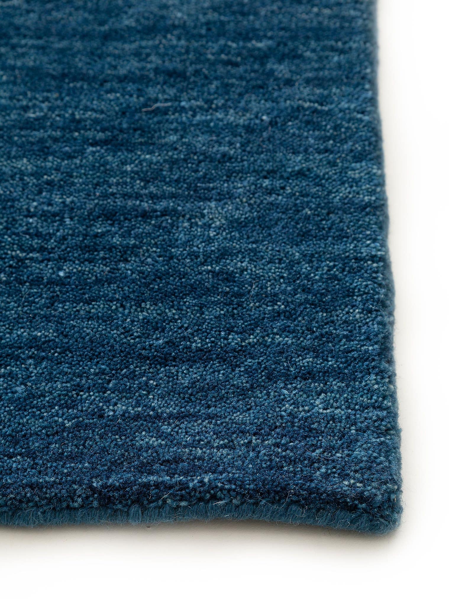 Teppich aus 100% Wolle in Blau mit 6 bis 10 mm hohem Flor von benuta Nest