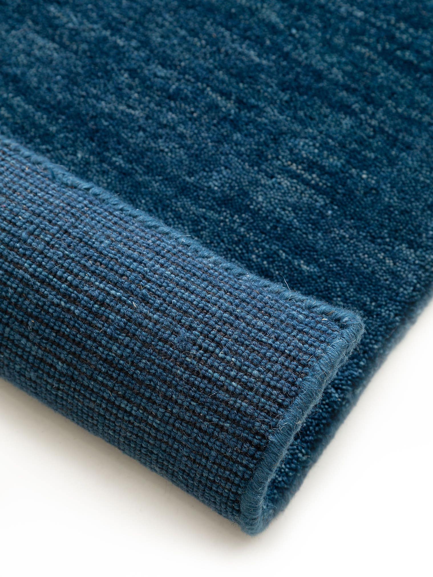 Teppich aus 100% Wolle in Blau mit 6 bis 10 mm hohem Flor von benuta Nest