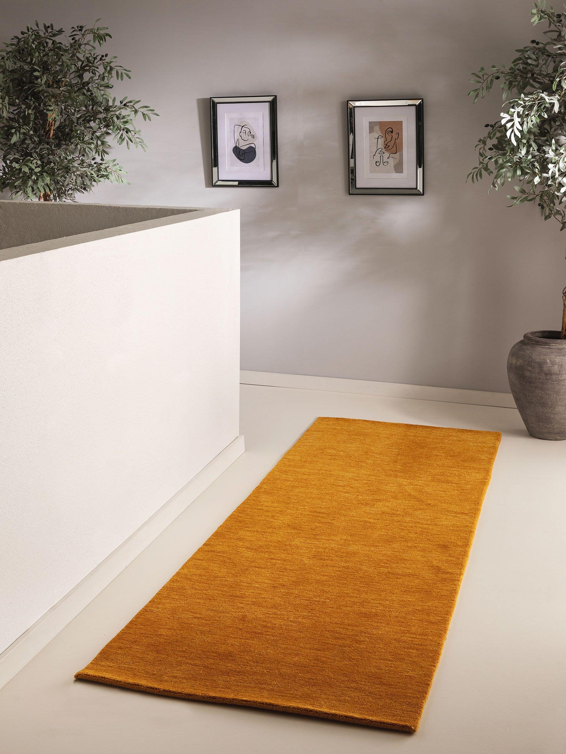 Tapete de 100% lã em Amarelo com pelo de 6 a 10 mm de altura da benuta Nest