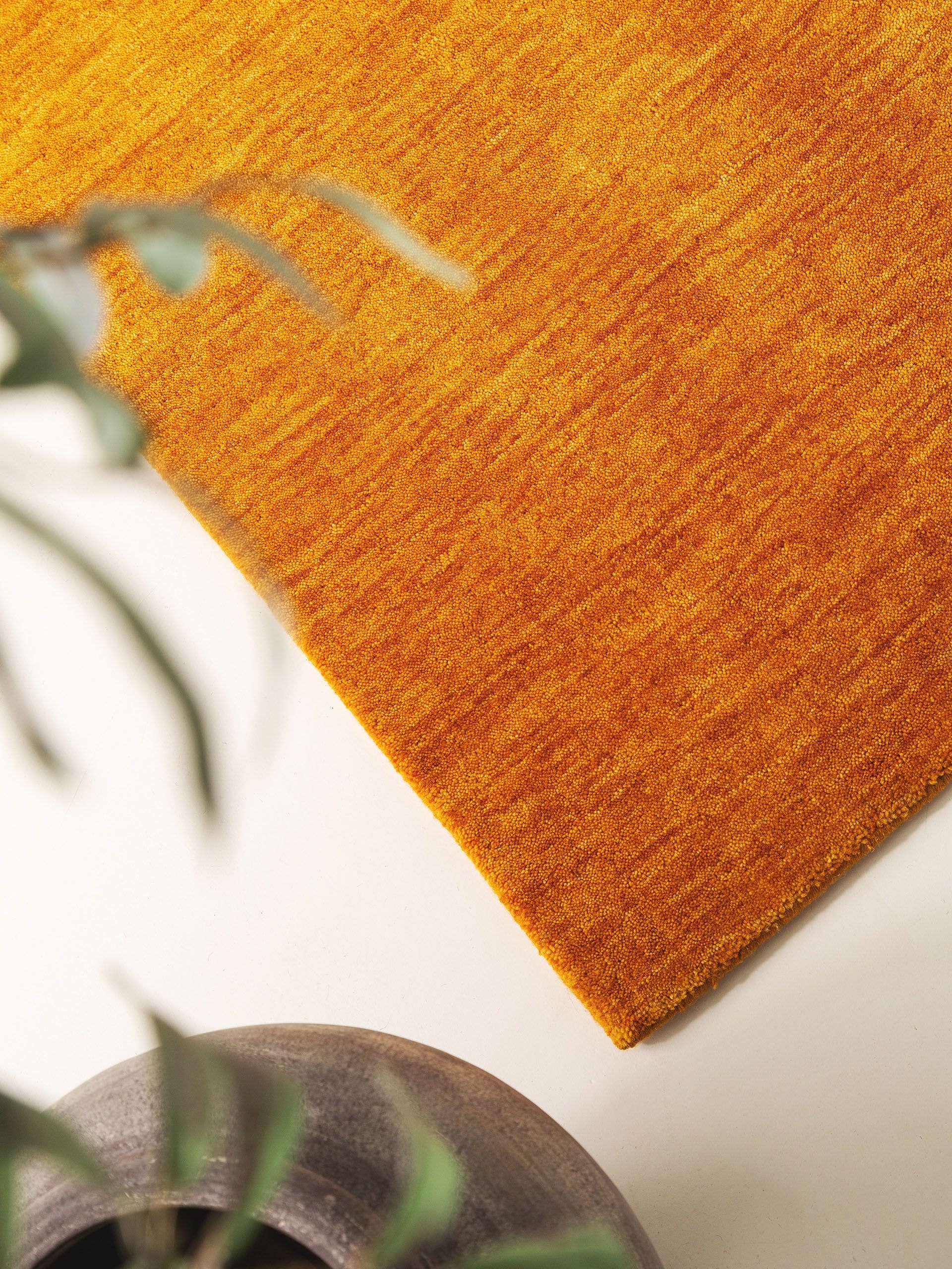 Tapete de 100% lã em Amarelo com pelo de 6 a 10 mm de altura da benuta Nest