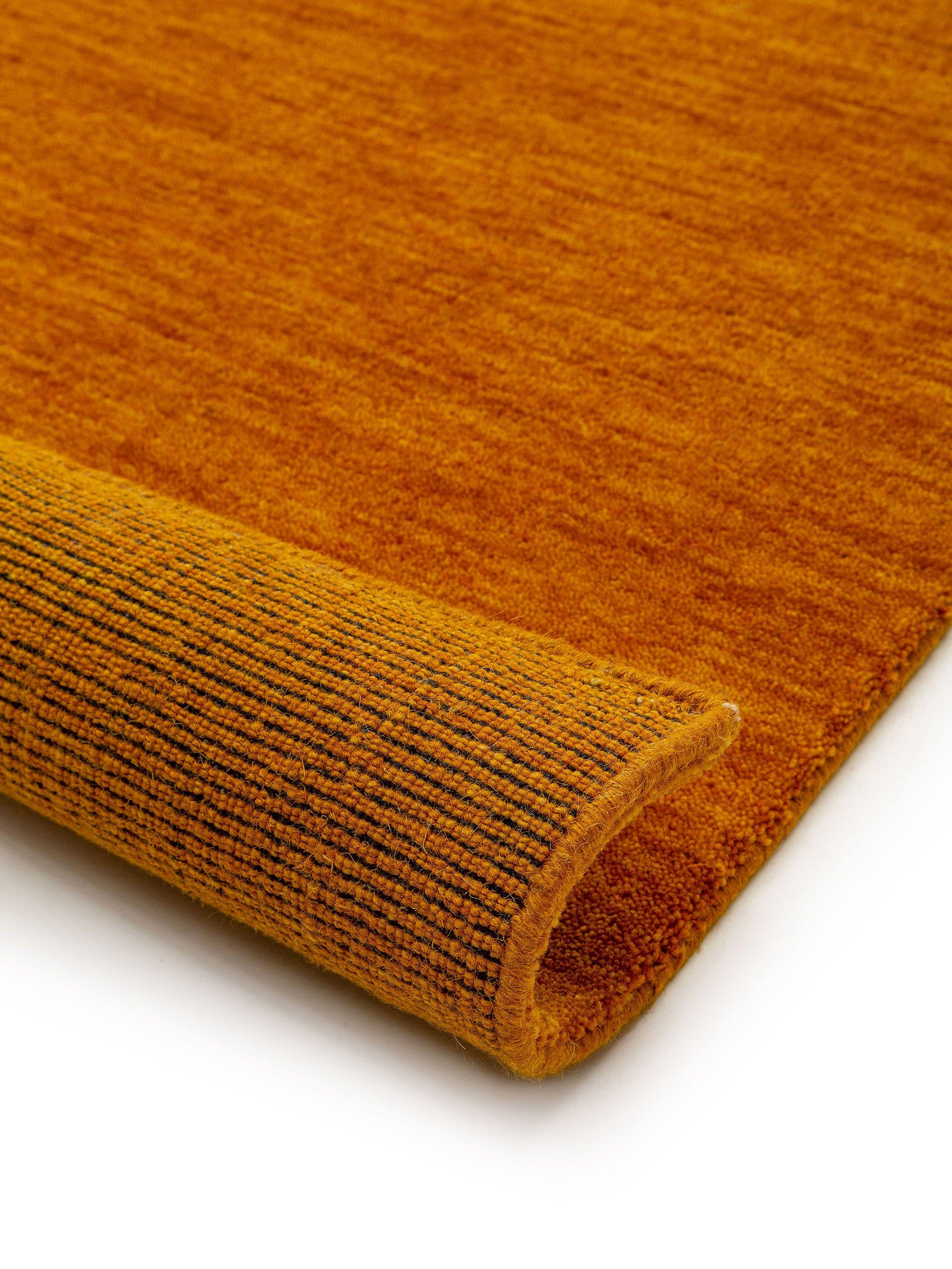 Tapete de 100% lã em Amarelo com pelo de 6 a 10 mm de altura da benuta Nest
