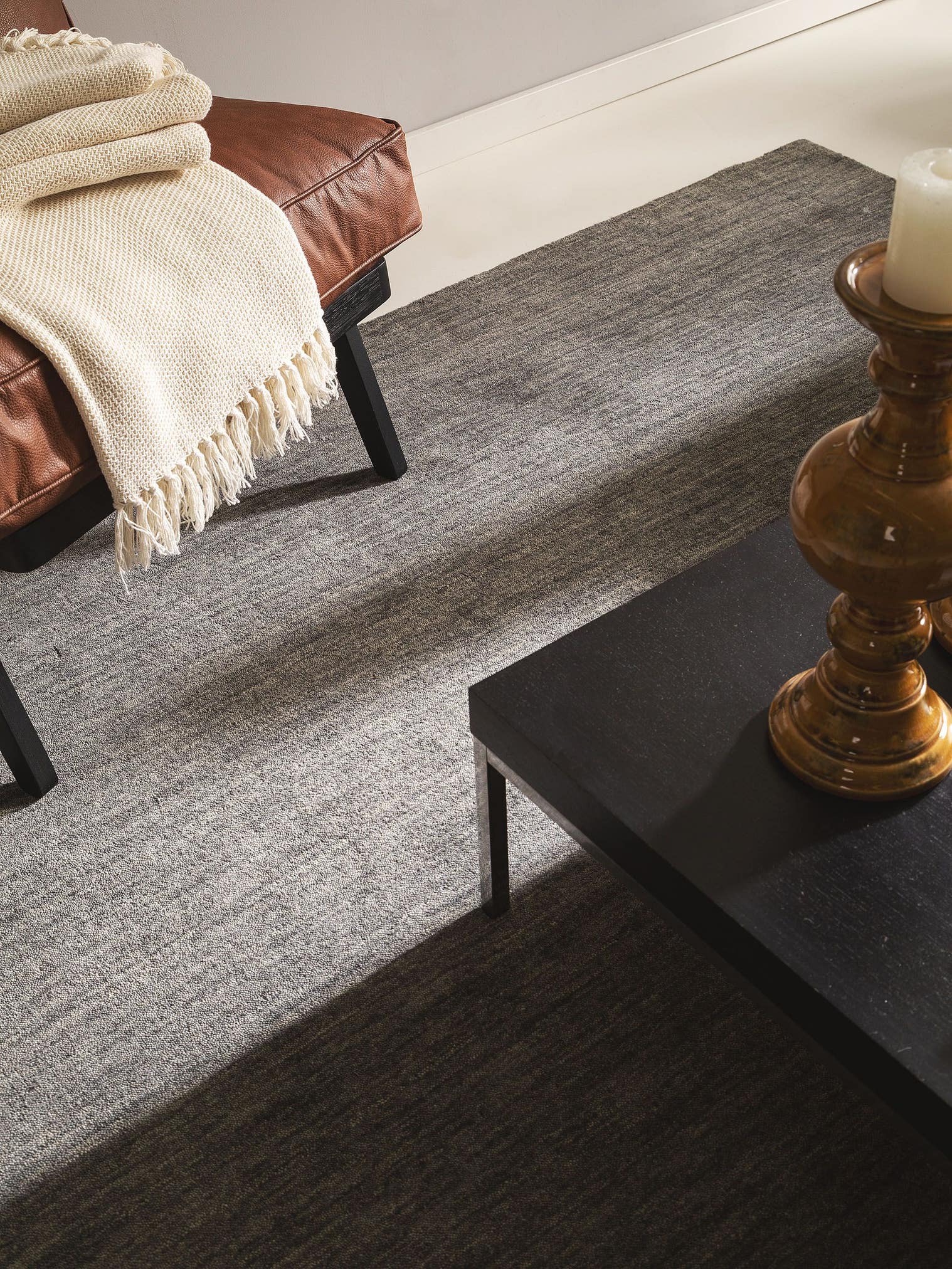 Teppich aus 100% Wolle in Grau mit 6 bis 10 mm hohem Flor von benuta Nest
