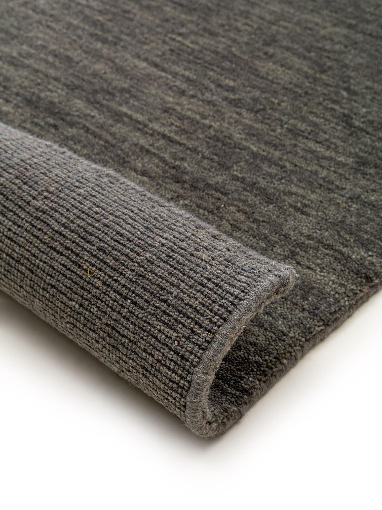 Teppich aus 100% Wolle in Grau mit 6 bis 10 mm hohem Flor von benuta Nest
