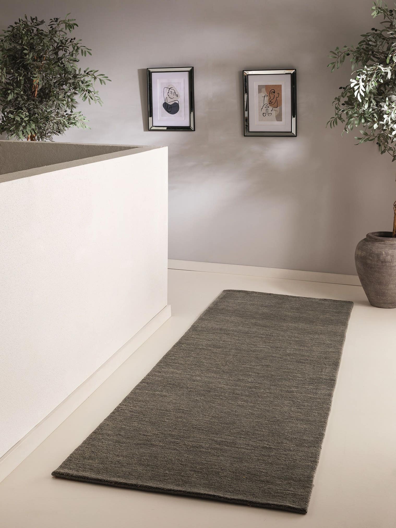 Teppich aus 100% Wolle in Grau mit 6 bis 10 mm hohem Flor von benuta Nest