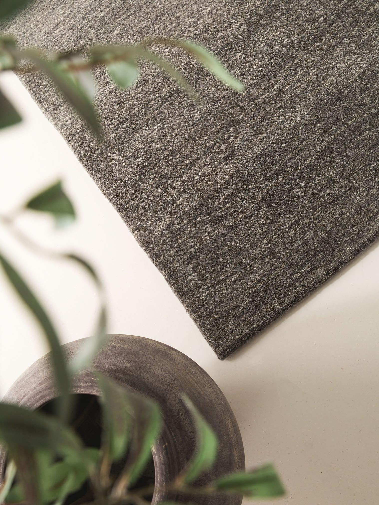 Teppich aus 100% Wolle in Grau mit 6 bis 10 mm hohem Flor von benuta Nest