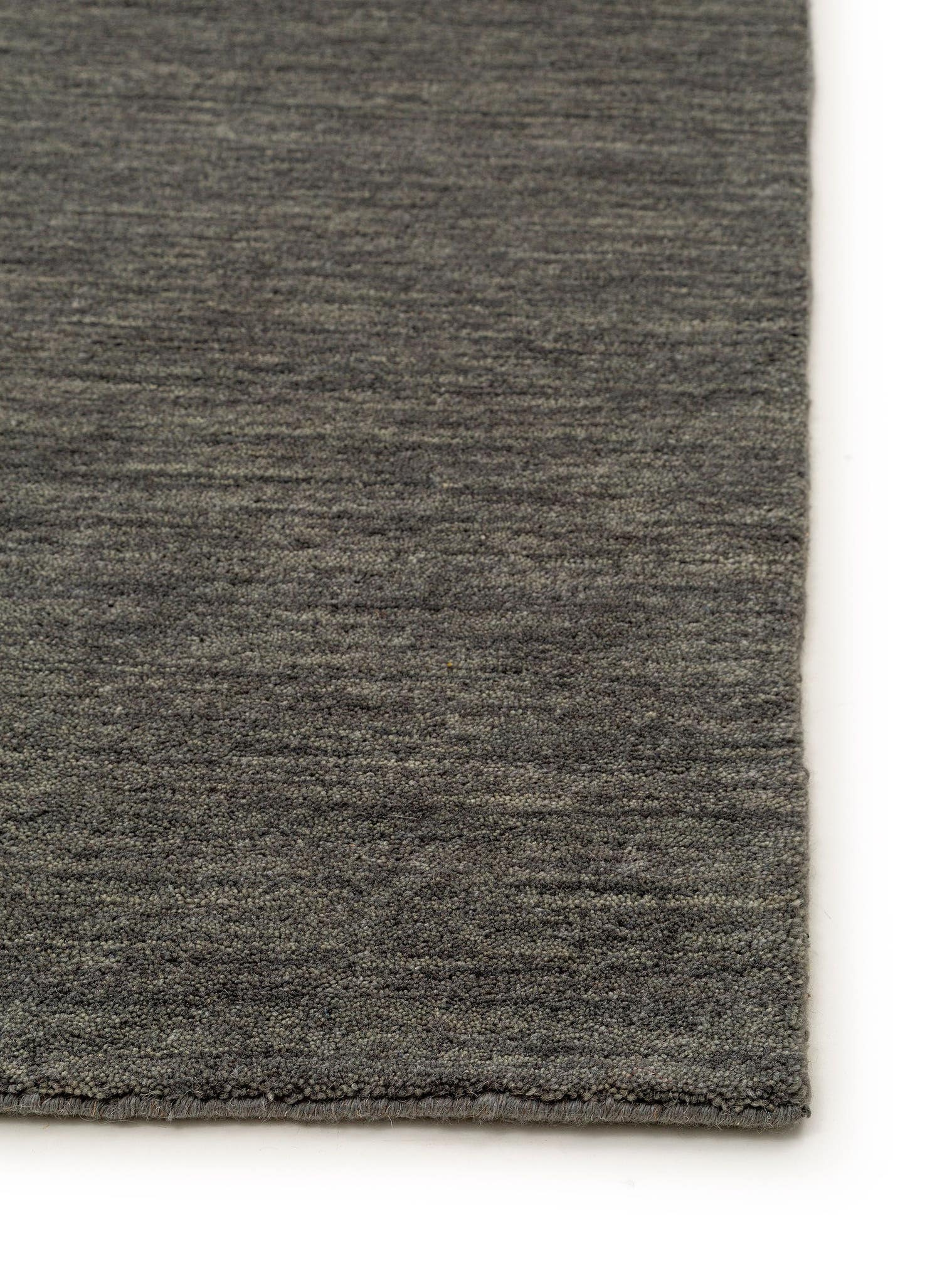 Teppich aus 100% Wolle in Grau mit 6 bis 10 mm hohem Flor von benuta Nest