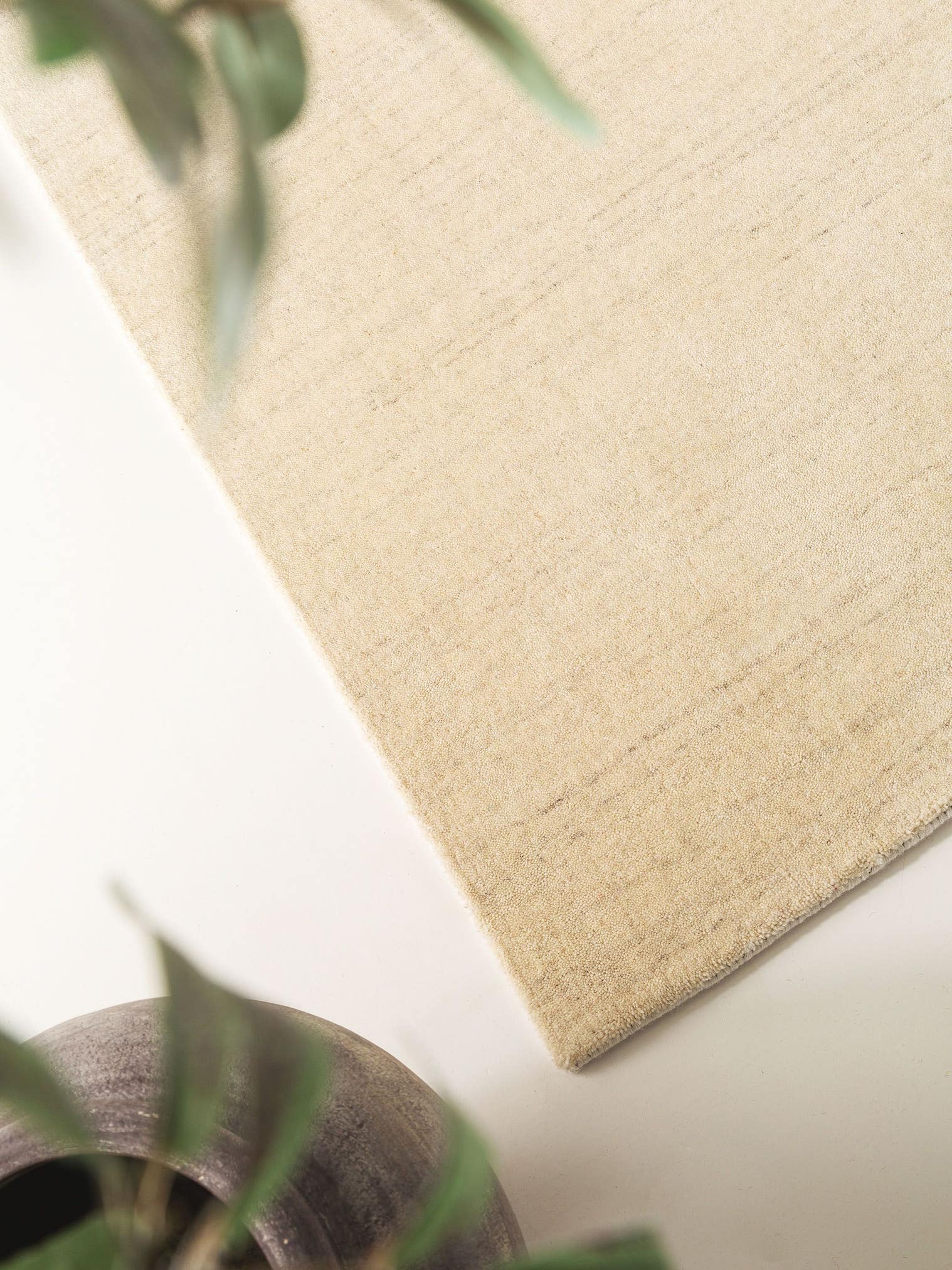 Teppich aus 100% Wolle in Beige mit 6 bis 10 mm hohem Flor von benuta Nest