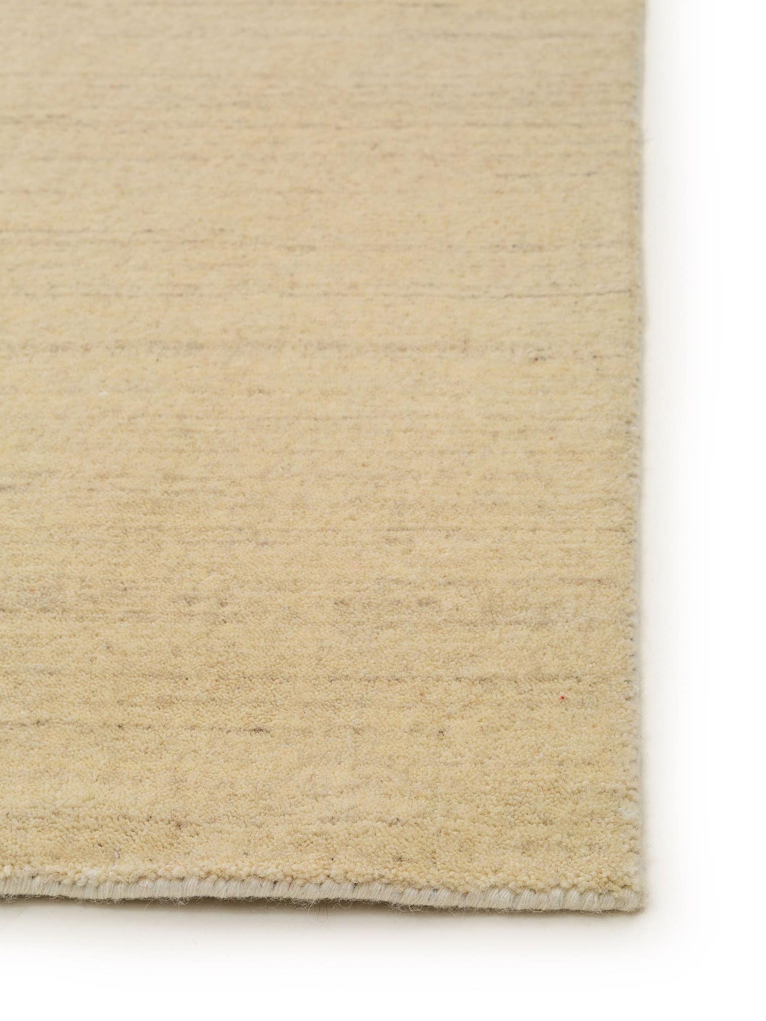 Teppich aus 100% Wolle in Beige mit 6 bis 10 mm hohem Flor von benuta Nest