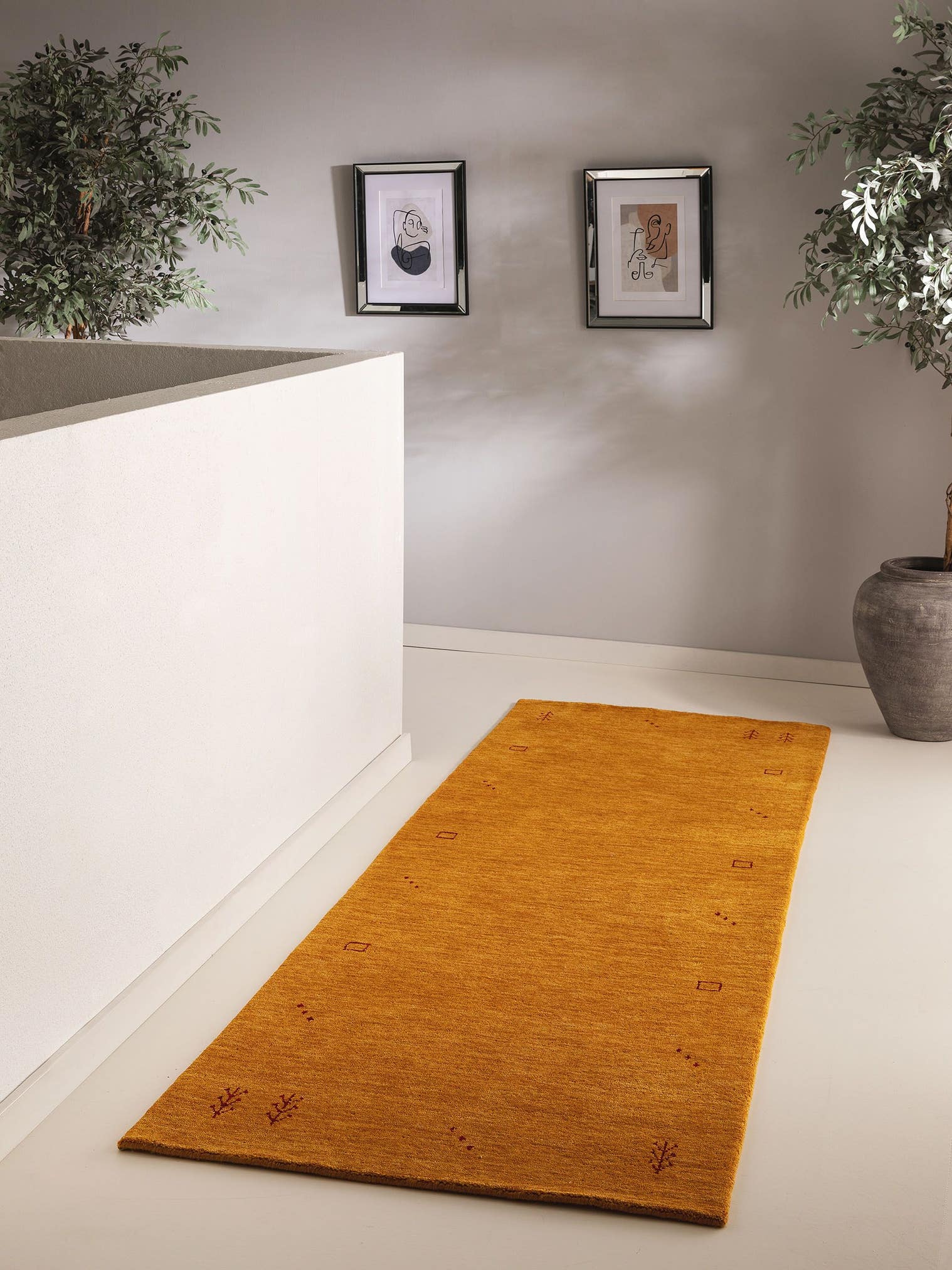 Teppich aus 100% Wolle in Gelb mit 6 bis 10 mm hohem Flor von benuta Nest