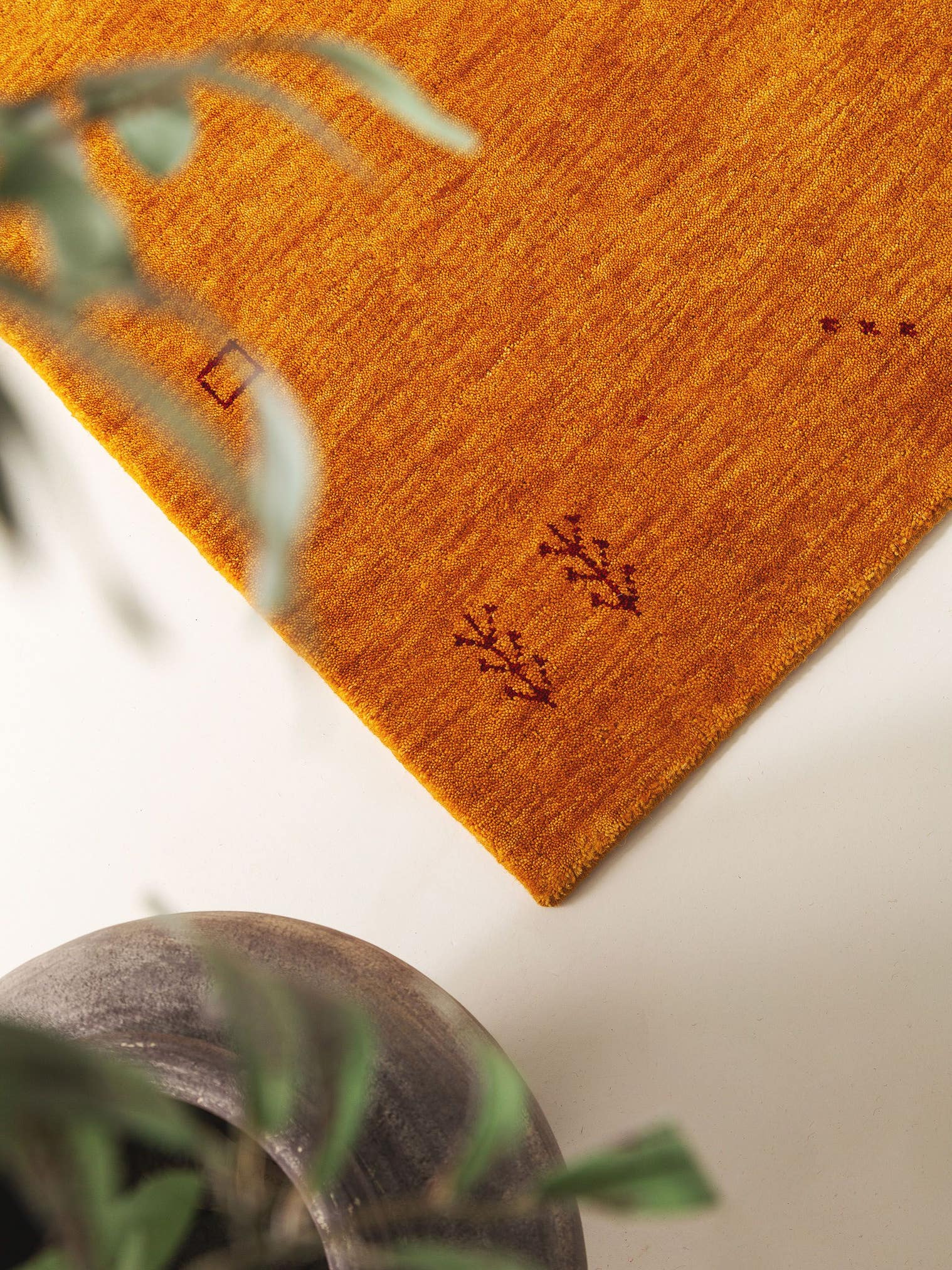 Teppich aus 100% Wolle in Gelb mit 6 bis 10 mm hohem Flor von benuta Nest