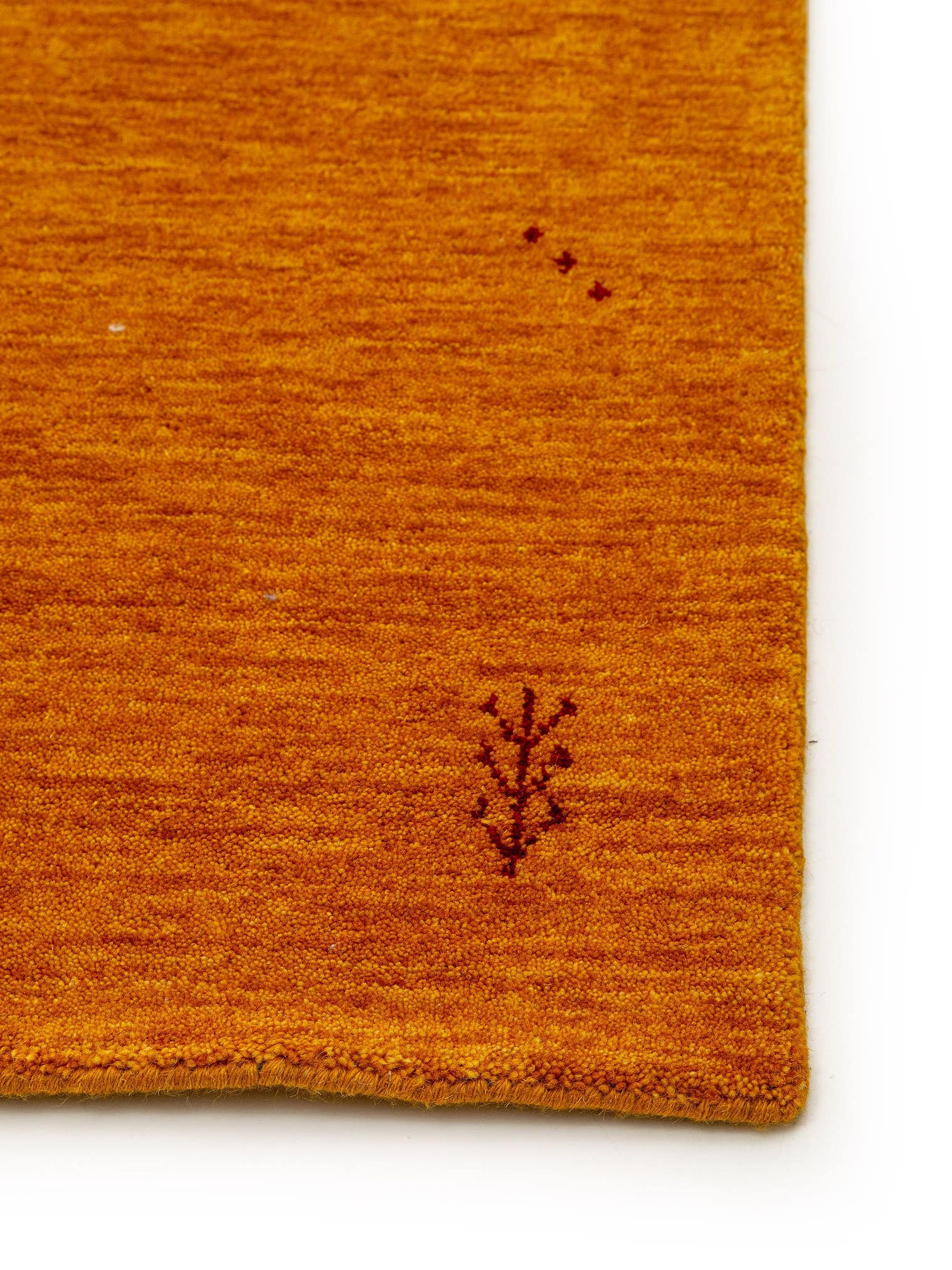 Teppich aus 100% Wolle in Gelb mit 6 bis 10 mm hohem Flor von benuta Nest