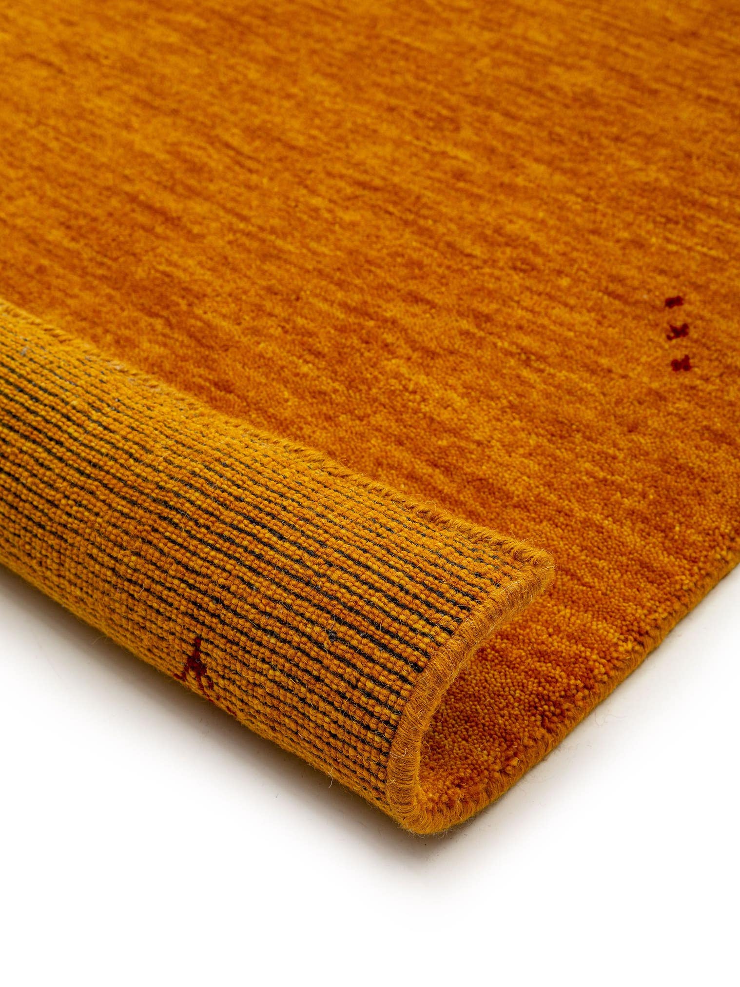 Teppich aus 100% Wolle in Gelb mit 6 bis 10 mm hohem Flor von benuta Nest