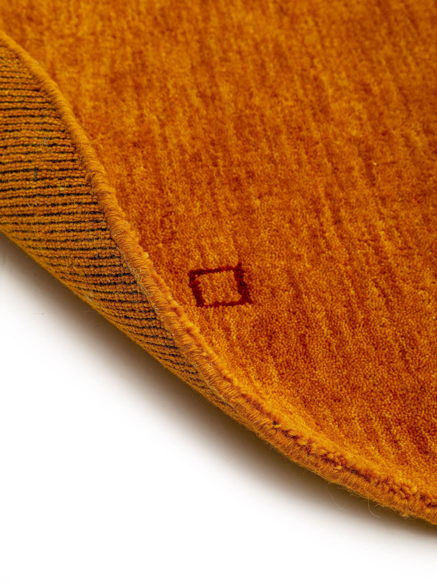 Teppich aus 100% Wolle in Gelb mit 6 bis 10 mm hohem Flor von benuta Nest