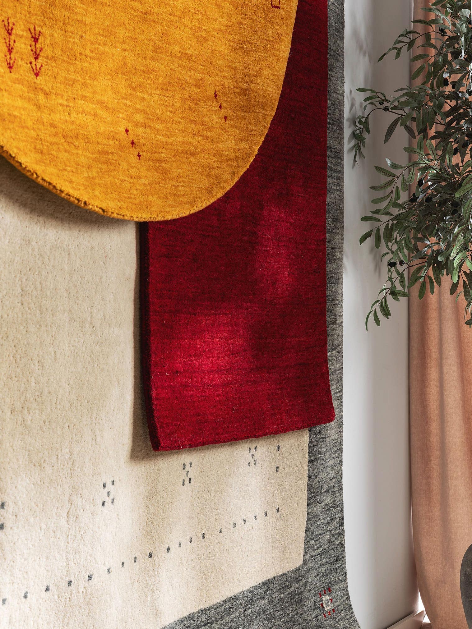 Teppich aus 100% Wolle in Gelb mit 6 bis 10 mm hohem Flor von benuta Nest