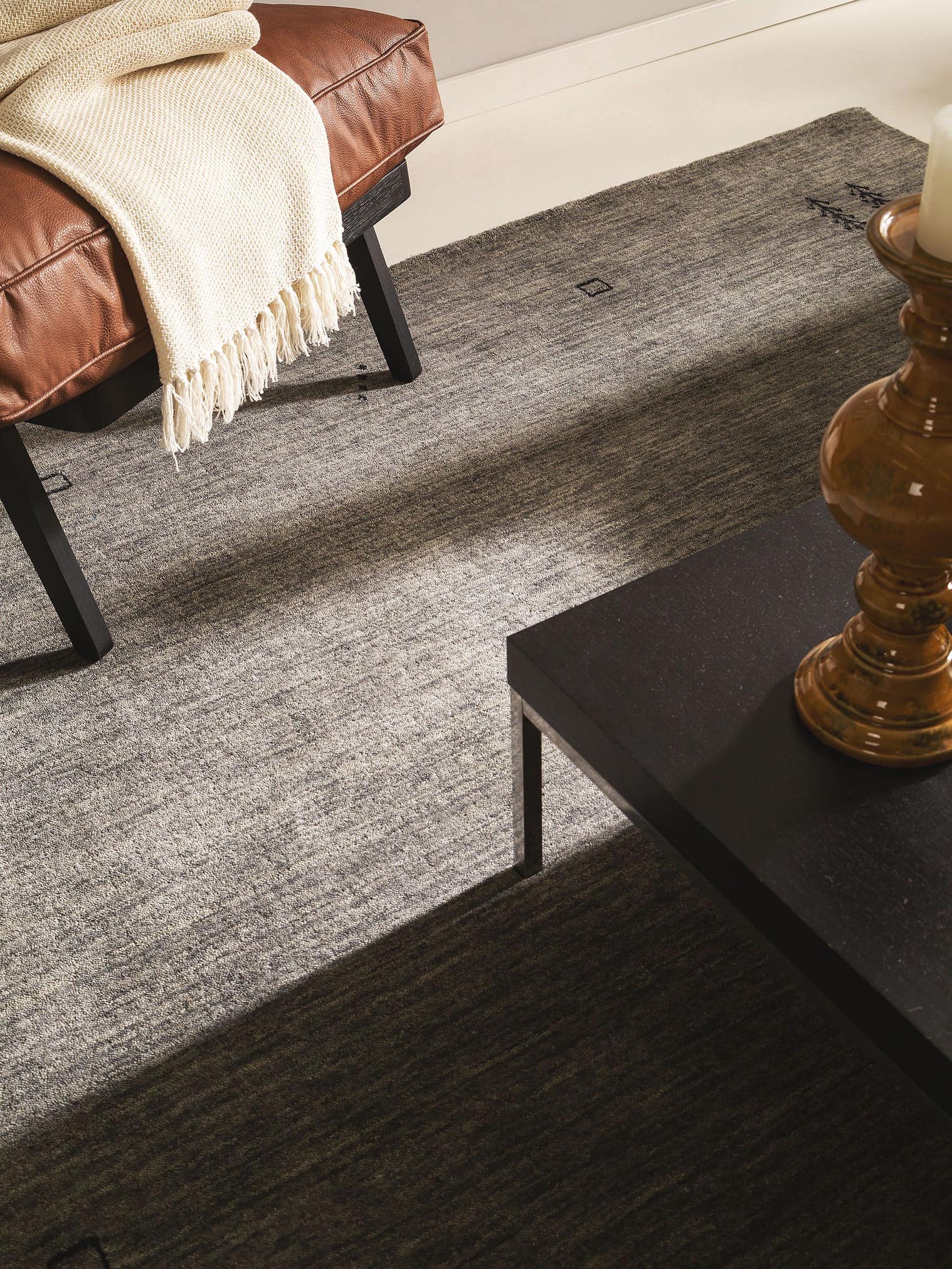 Teppich aus 100% Wolle in Grau mit 6 bis 10 mm hohem Flor von benuta Nest
