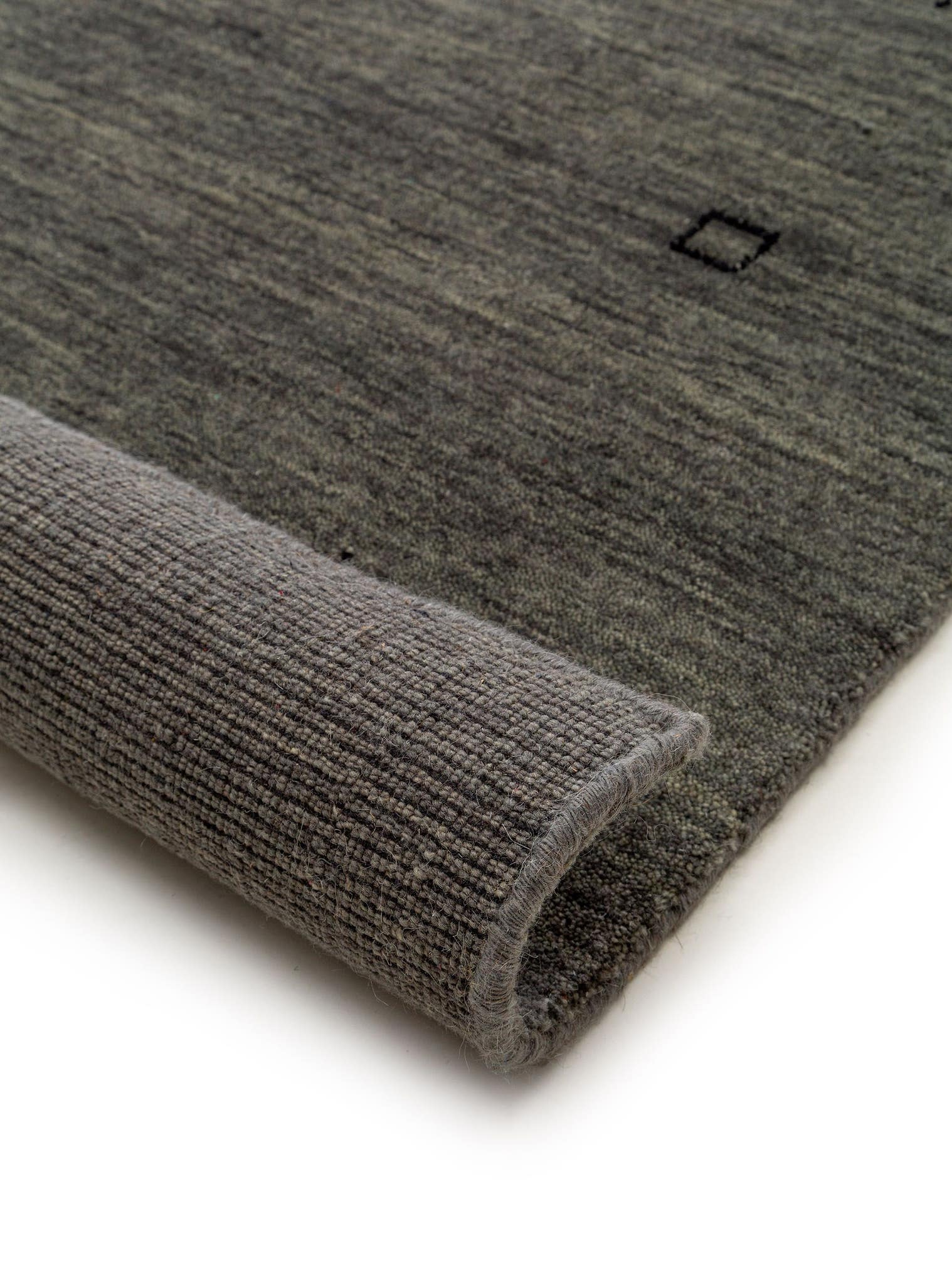 Teppich aus 100% Wolle in Grau mit 6 bis 10 mm hohem Flor von benuta Nest