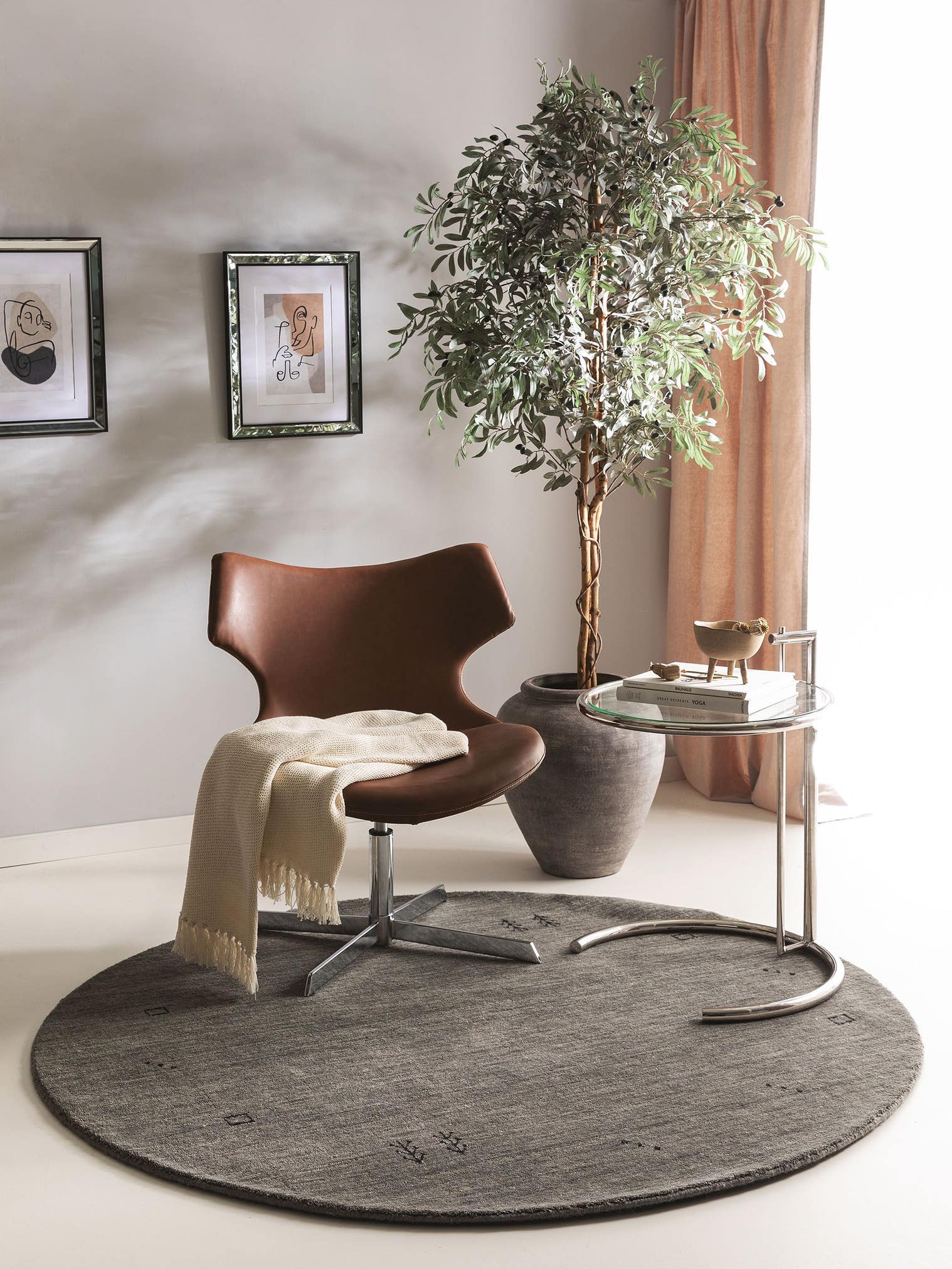 Teppich aus 100% Wolle in Grau mit 6 bis 10 mm hohem Flor von benuta Nest