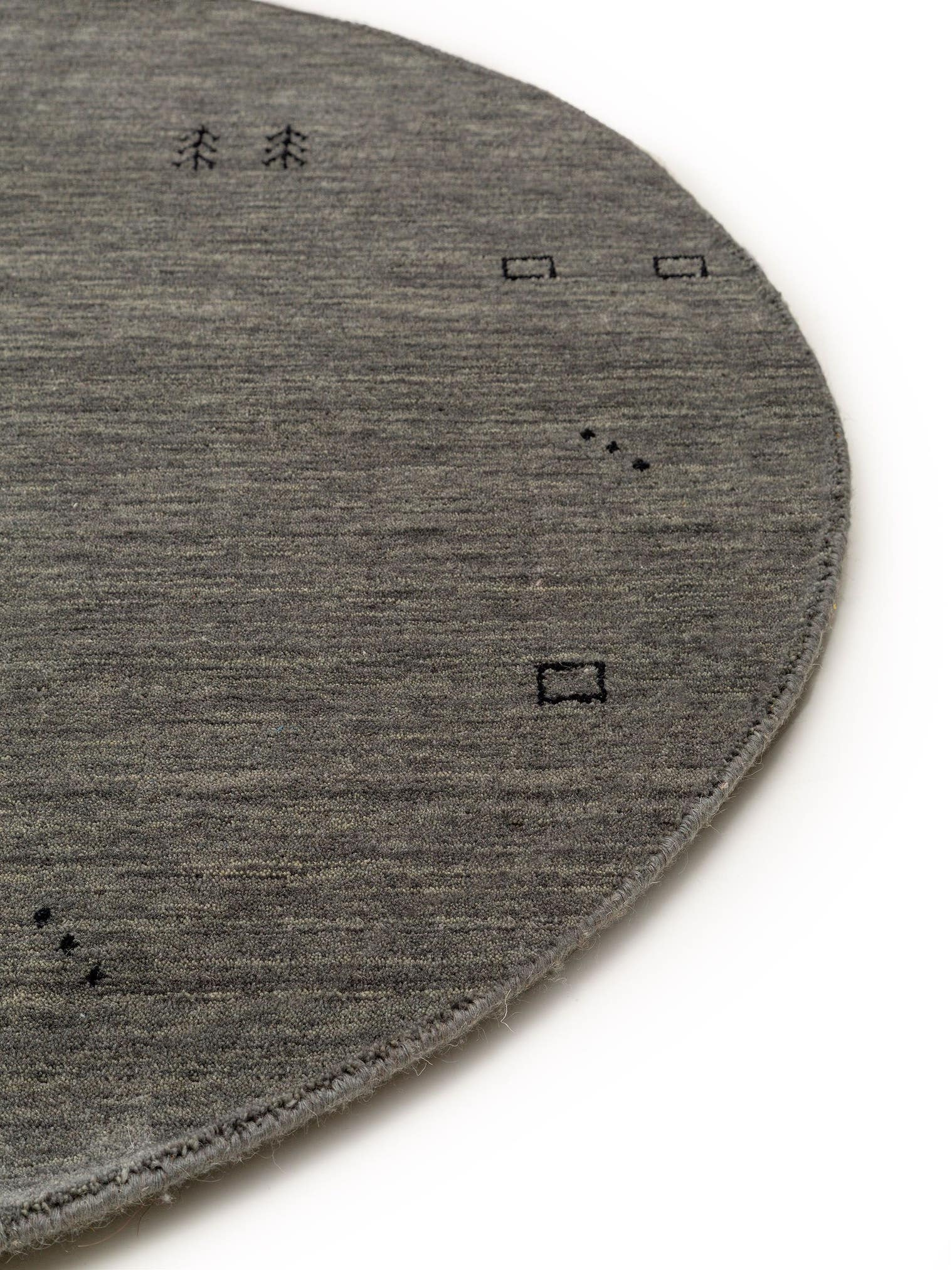 Teppich aus 100% Wolle in Grau mit 6 bis 10 mm hohem Flor von benuta Nest