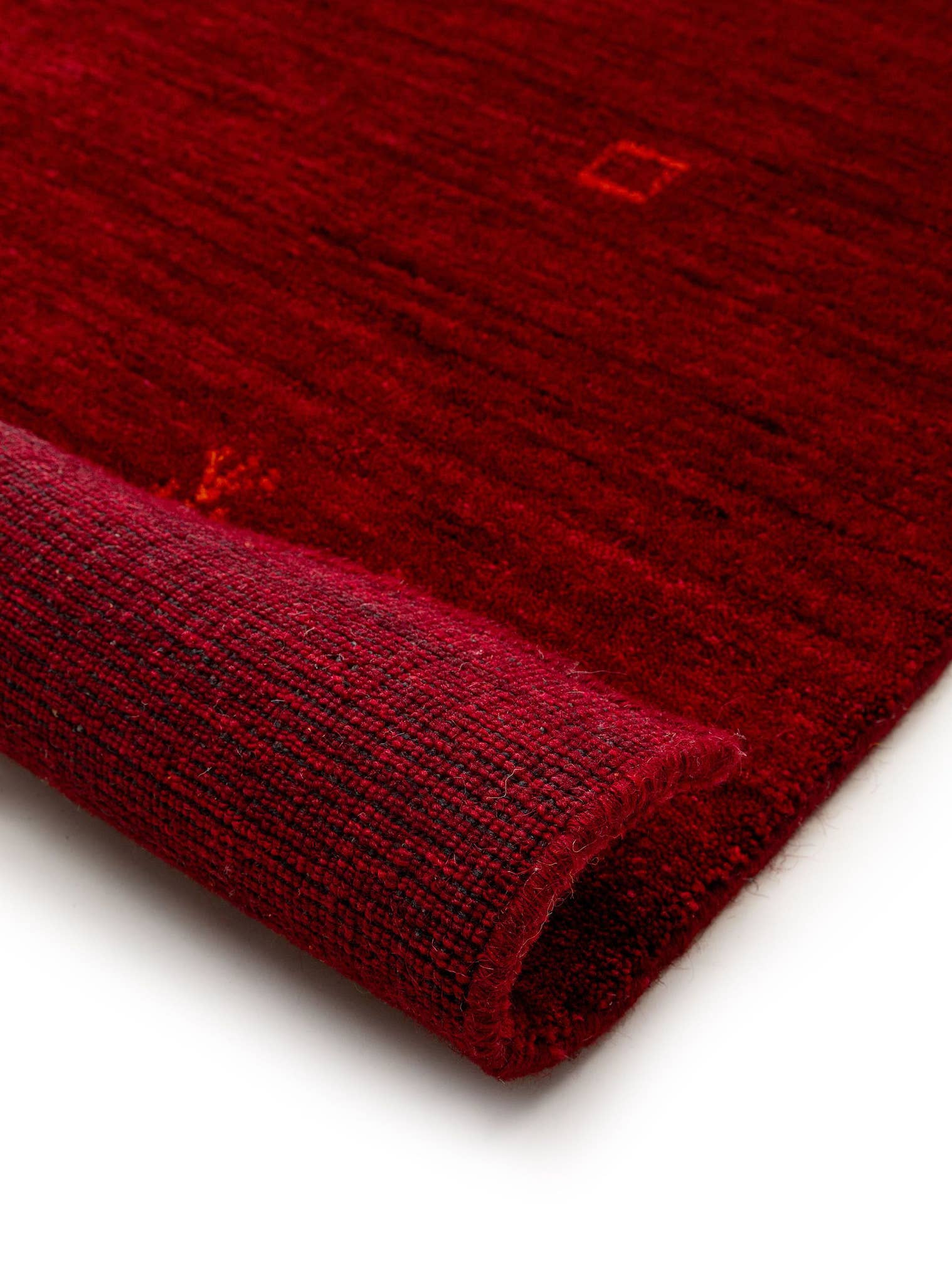 Teppich aus 100% Wolle in Rot mit 6 bis 10 mm hohem Flor von benuta Nest