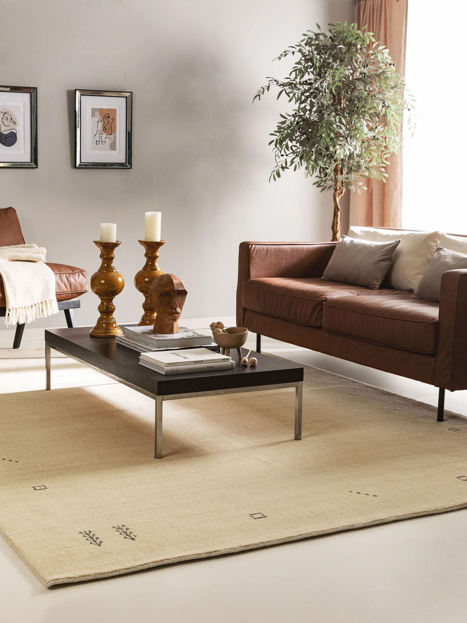 Teppich aus 100% Wolle in Beige mit 6 bis 10 mm hohem Flor von benuta Nest