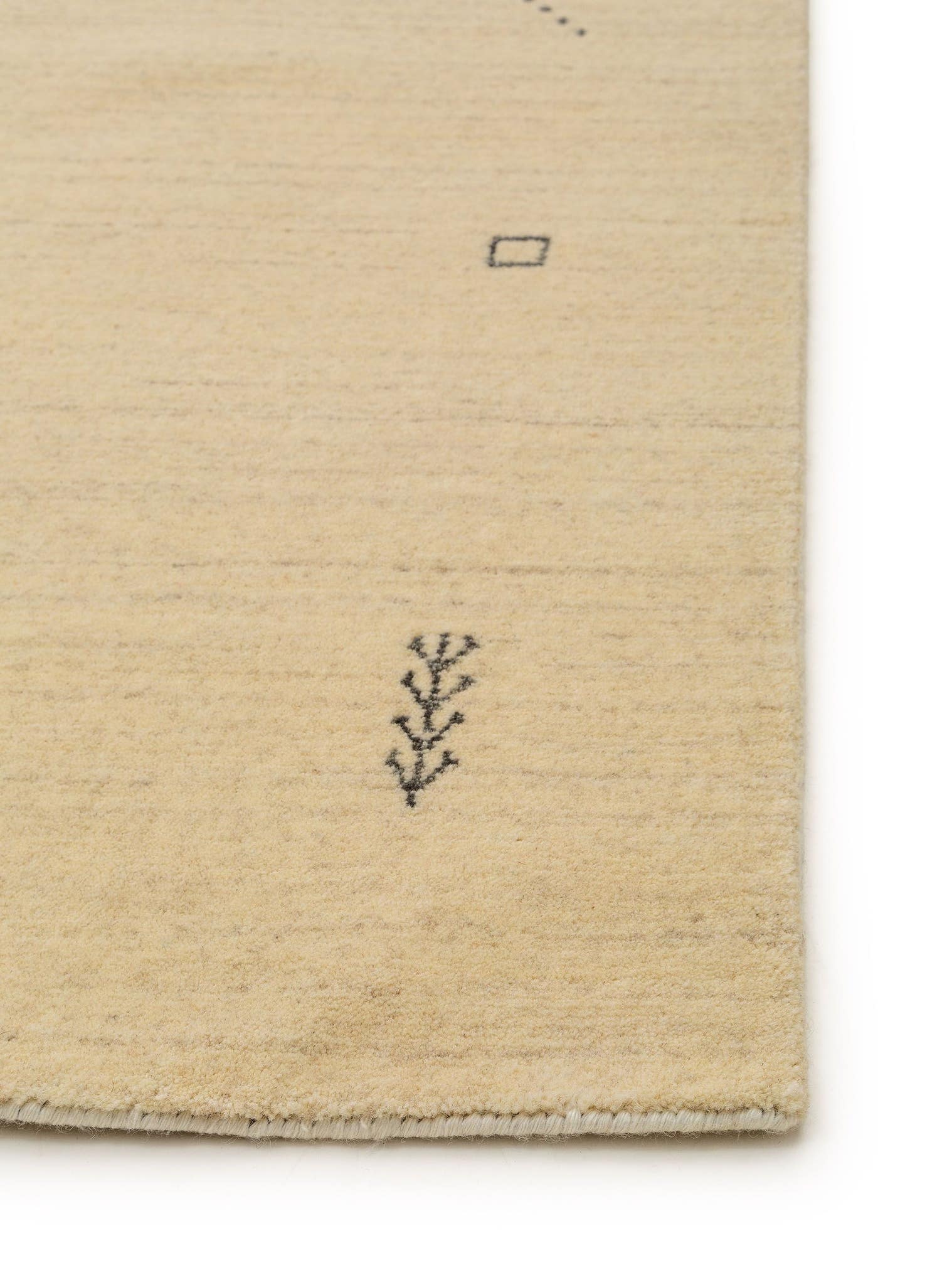 Teppich aus 100% Wolle in Beige mit 6 bis 10 mm hohem Flor von benuta Nest