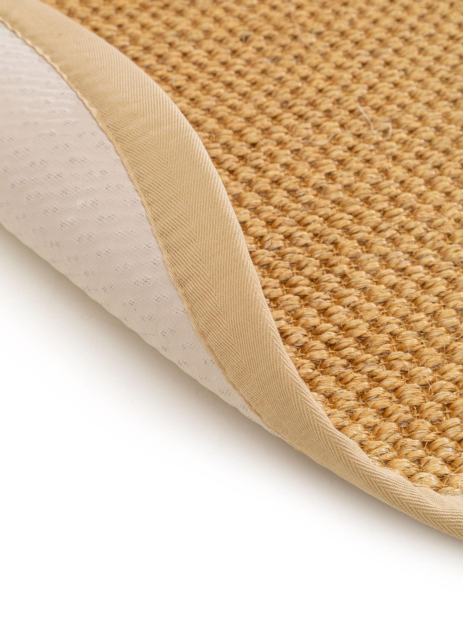 Matta av 100% Sisal i Beige med 1- 5 mm hög lugg från benuta Pure