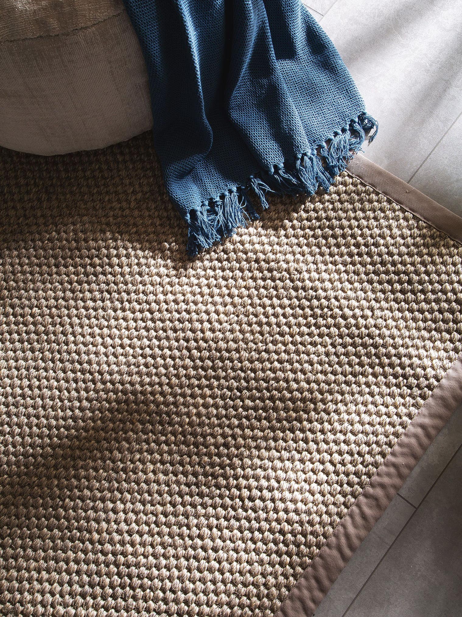 Alfombra de 100% Sisal en Gris con un pelo de {{Placeholder_Pile Height}} de altura de benuta Pure