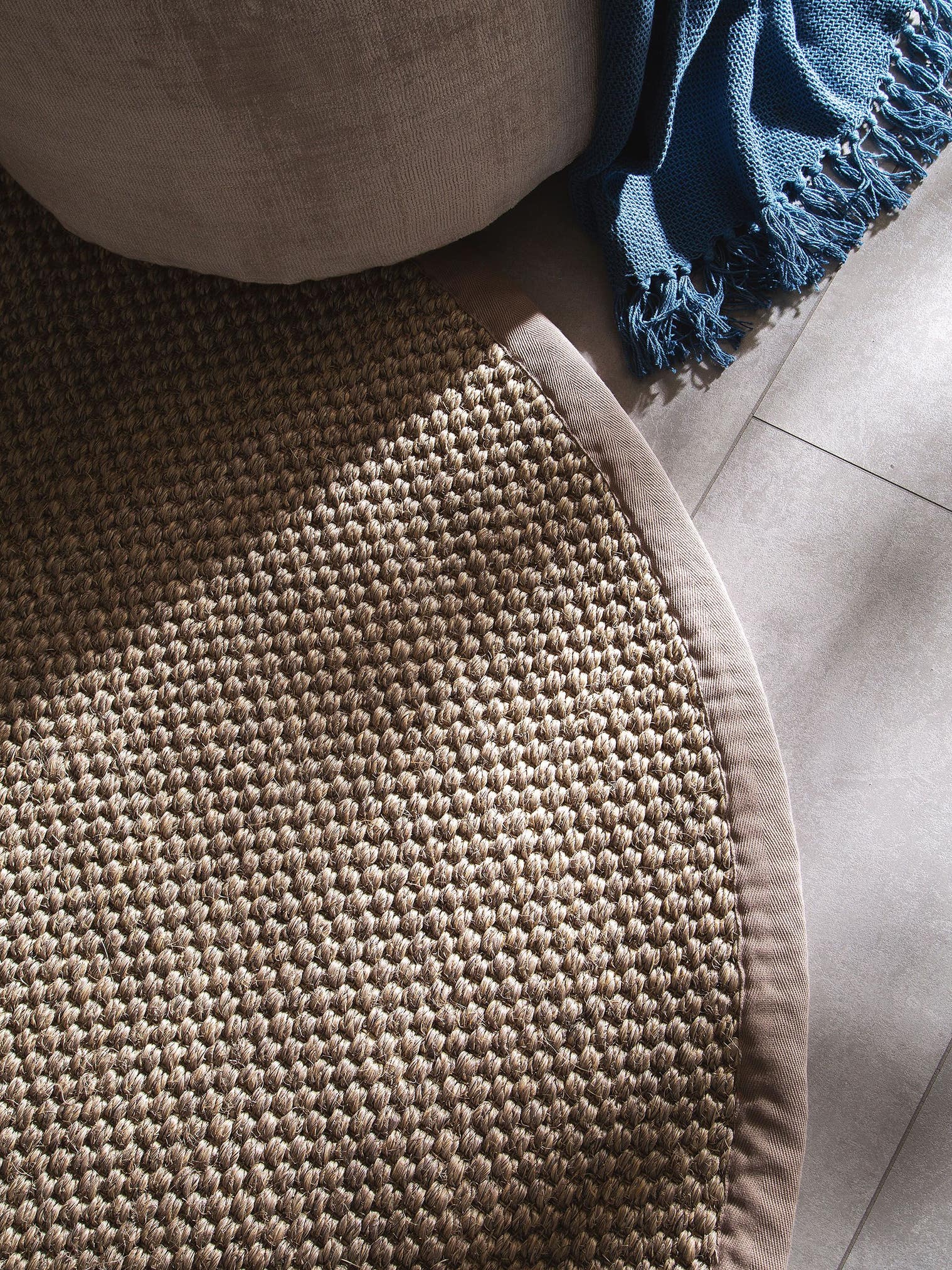 Teppich aus 100% Sisal in Grau mit bis 5 mm hohem Flor von benuta Pure
