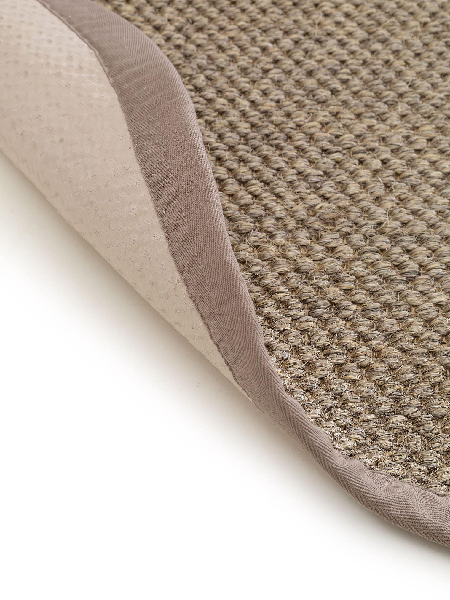 Teppich aus 100% Sisal in Grau mit bis 5 mm hohem Flor von benuta Pure