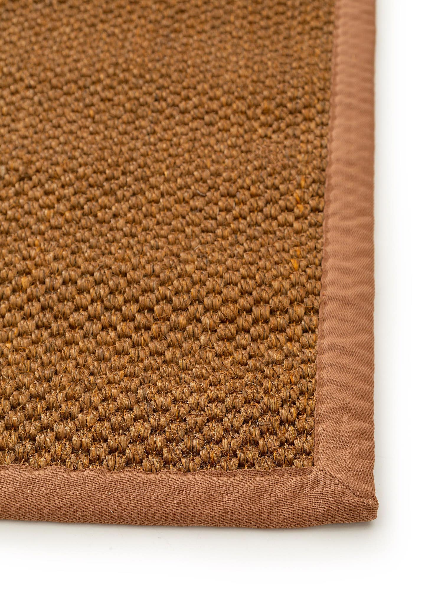 Teppich aus 100% Sisal in Braun mit bis 5 mm hohem Flor von benuta Pure