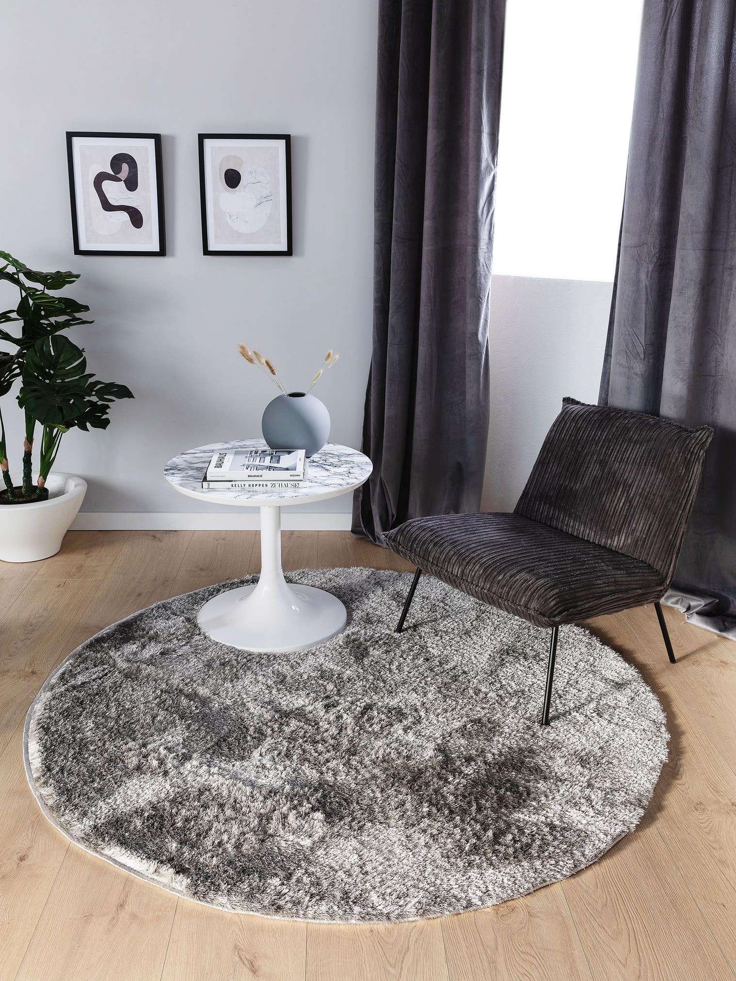 Teppich aus 100% Polyester in Grau mit 21 bis 30 mm hohem Flor von benuta