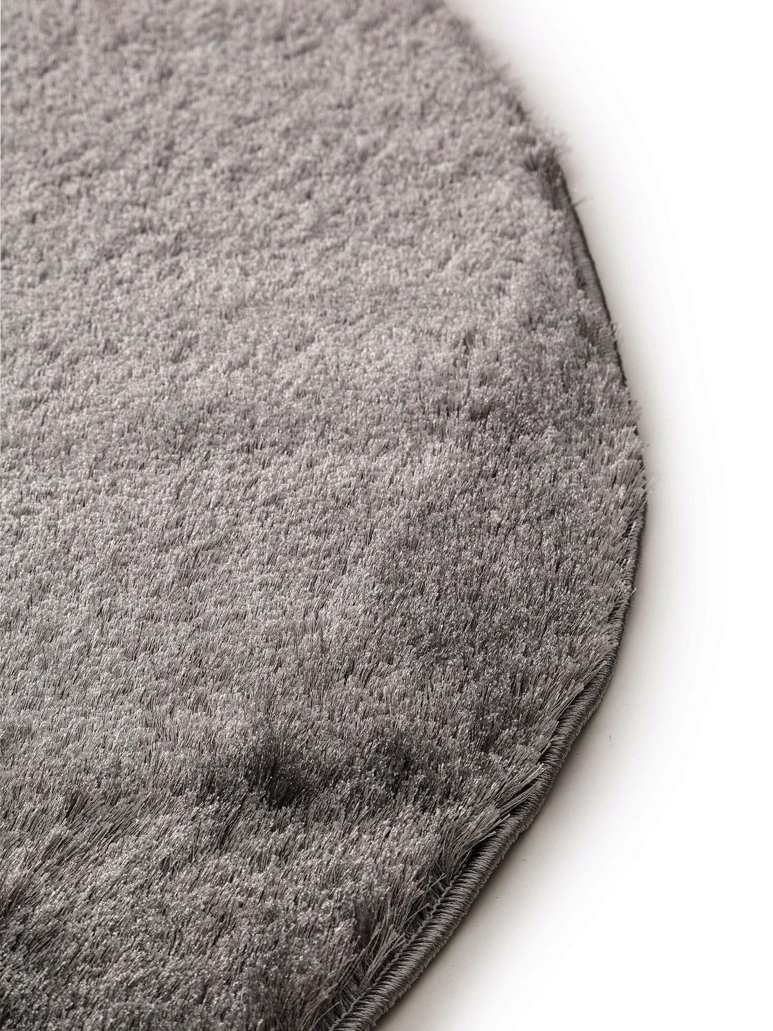 Teppich aus 100% Polyester in Grau mit 21 bis 30 mm hohem Flor von benuta