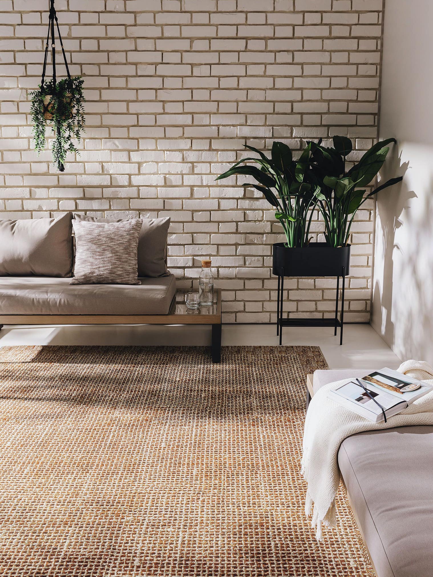 Teppe av 76 % polypropylen, 24 % polyester i Beige med opptil 5 mm høy lugg fra benuta Nest