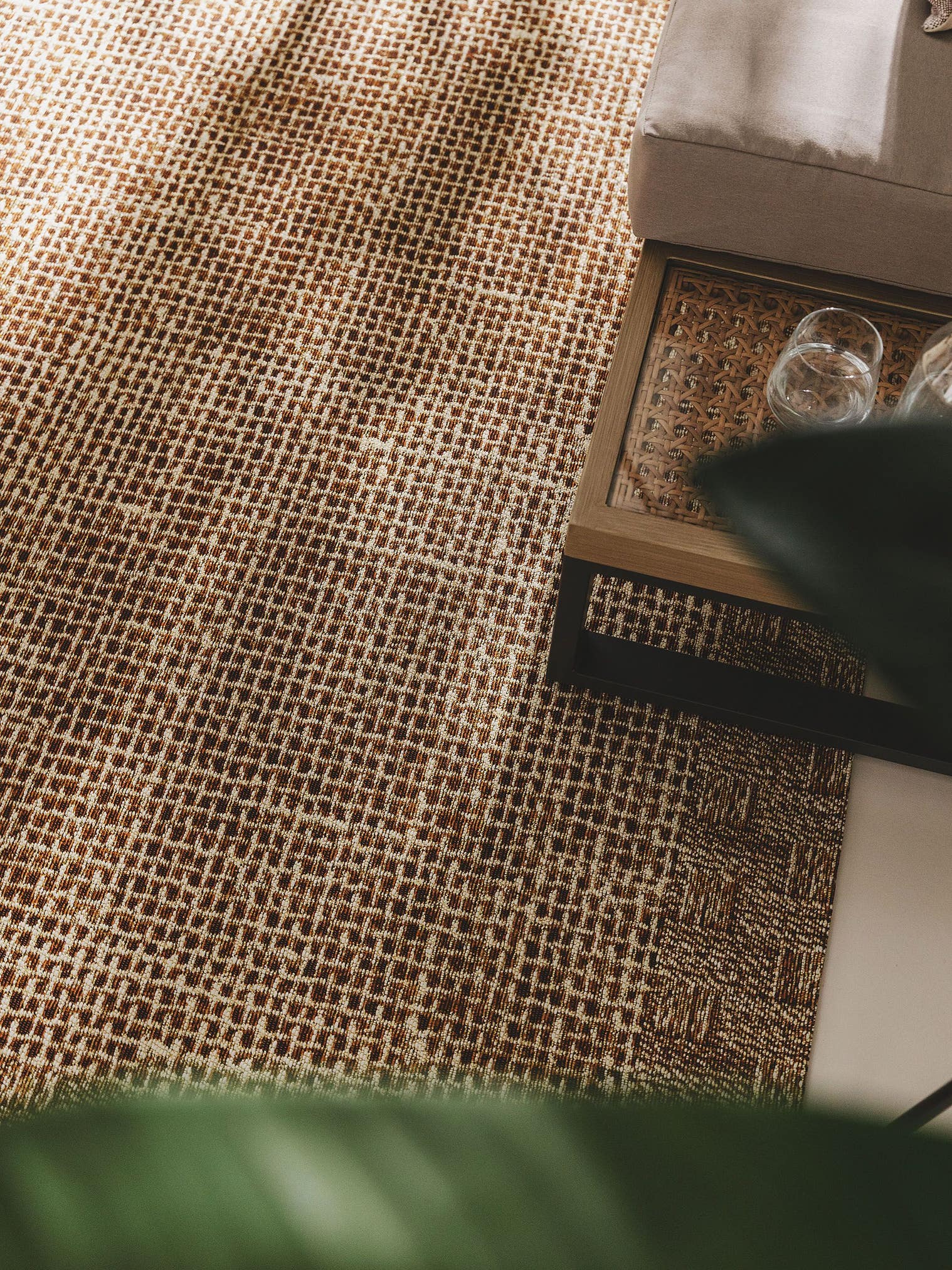 Teppe av 76 % polypropylen, 24 % polyester i Beige med opptil 5 mm høy lugg fra benuta Nest