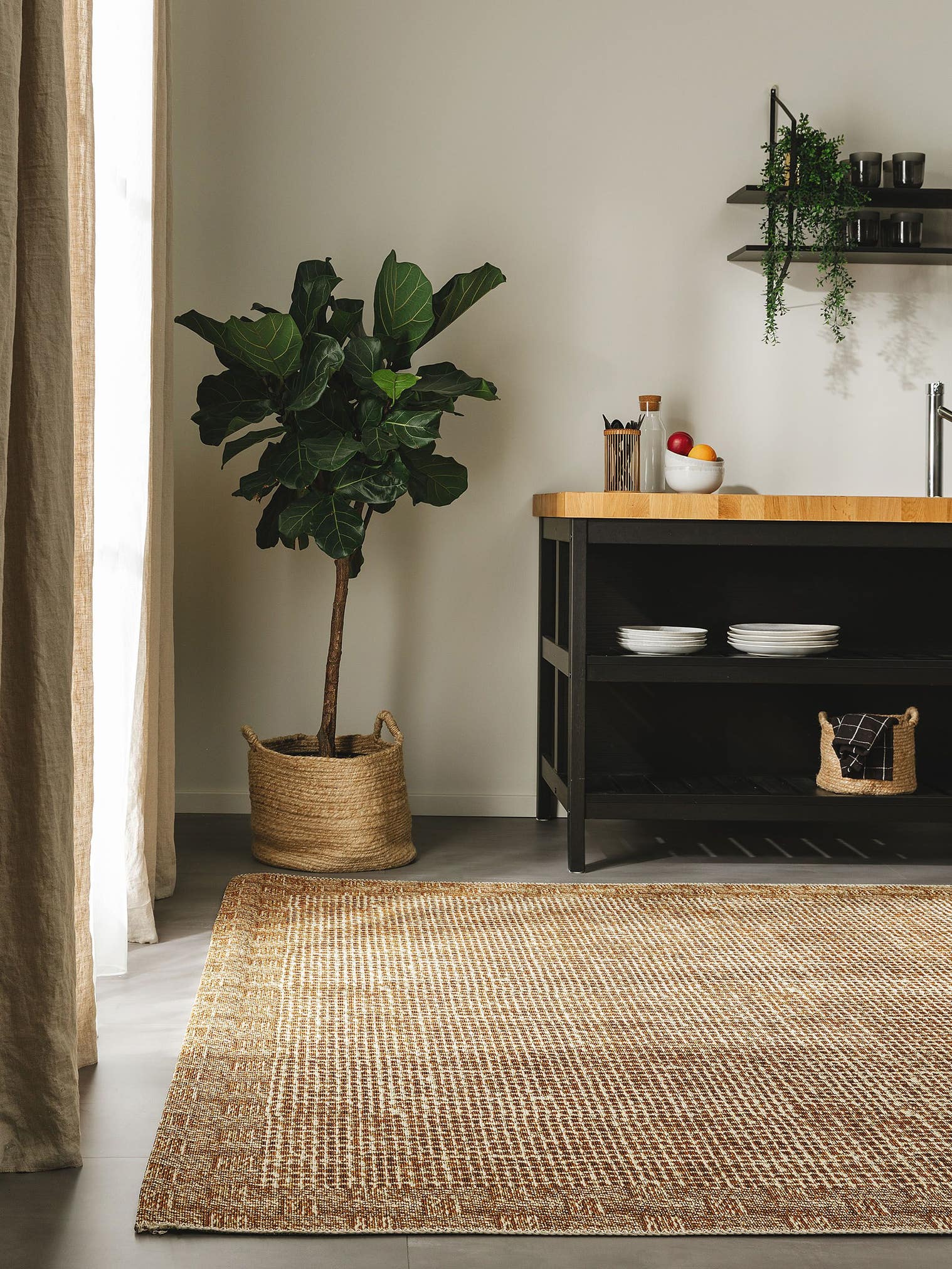 Teppe av 76 % polypropylen, 24 % polyester i Beige med opptil 5 mm høy lugg fra benuta Nest