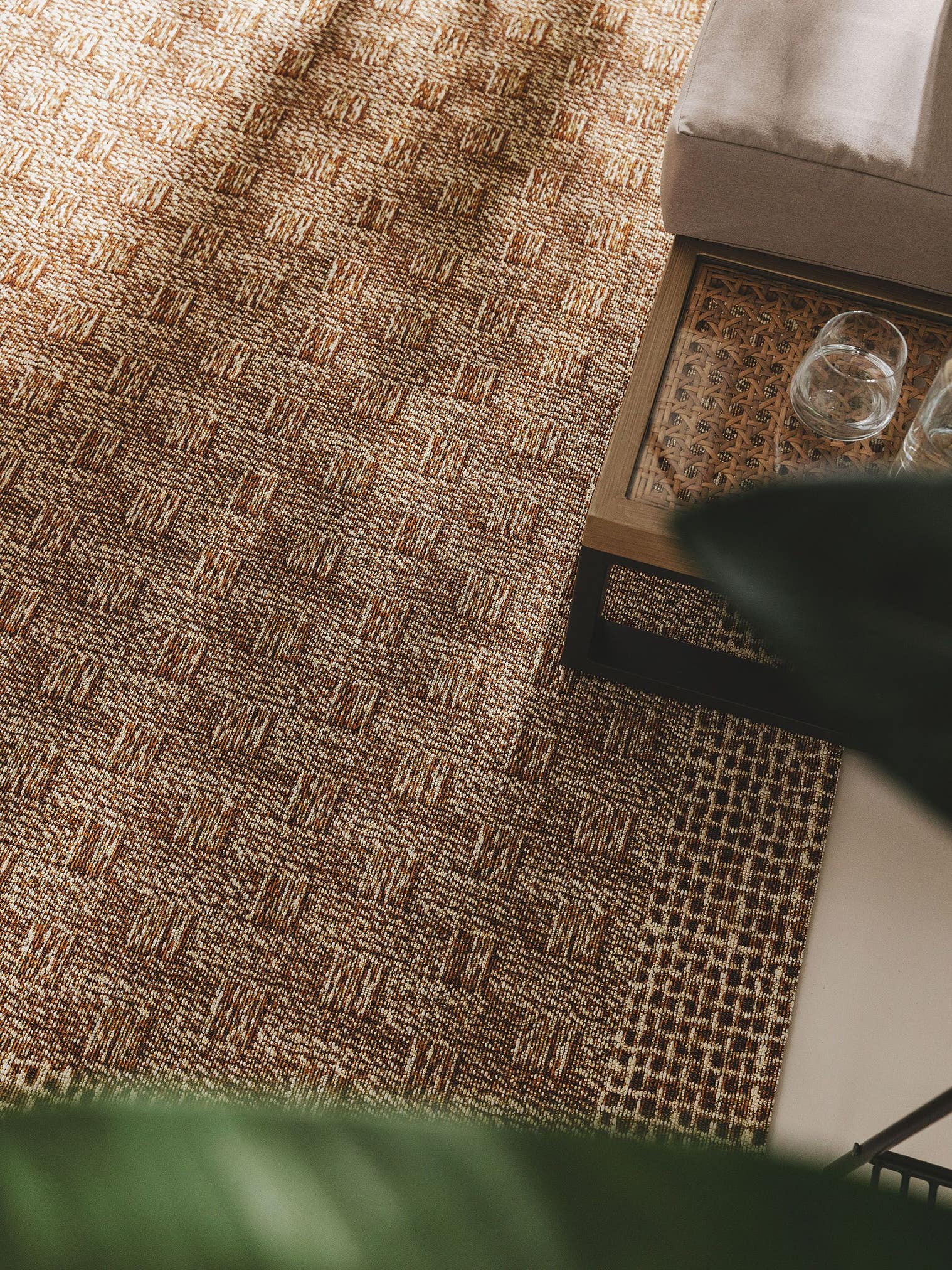 Teppich aus 76% Polypropylen, 24% Polyester in Beige mit bis 5 mm hohem Flor von benuta Nest