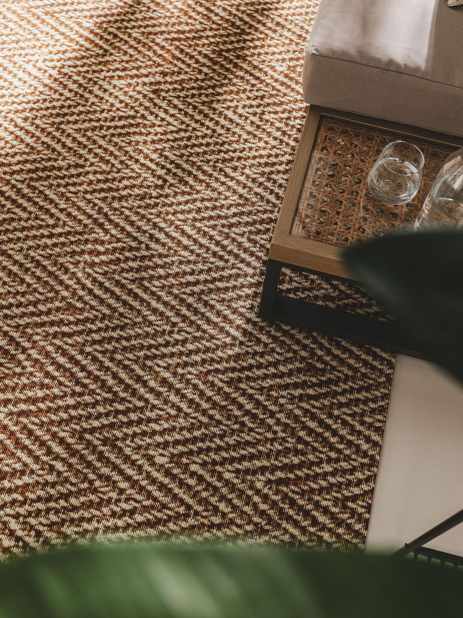Tæppe af 76% polypropylen, 24% Polyester i Beige med 1- 5 mm høj luv fra benuta Nest