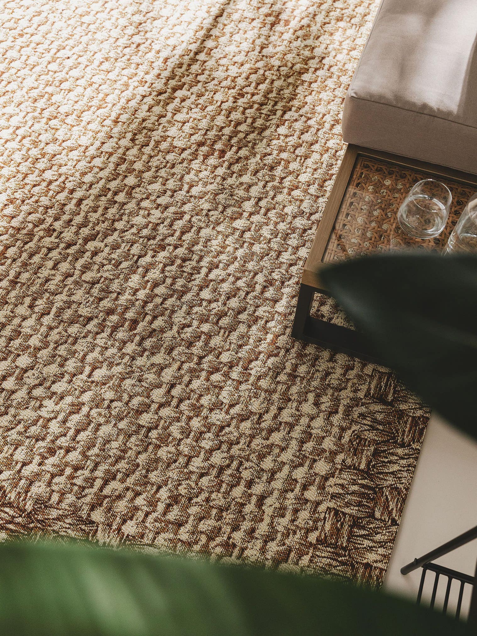 Teppich aus 76% Polypropylen, 24% Polyester in Beige mit bis 5 mm hohem Flor von benuta Nest