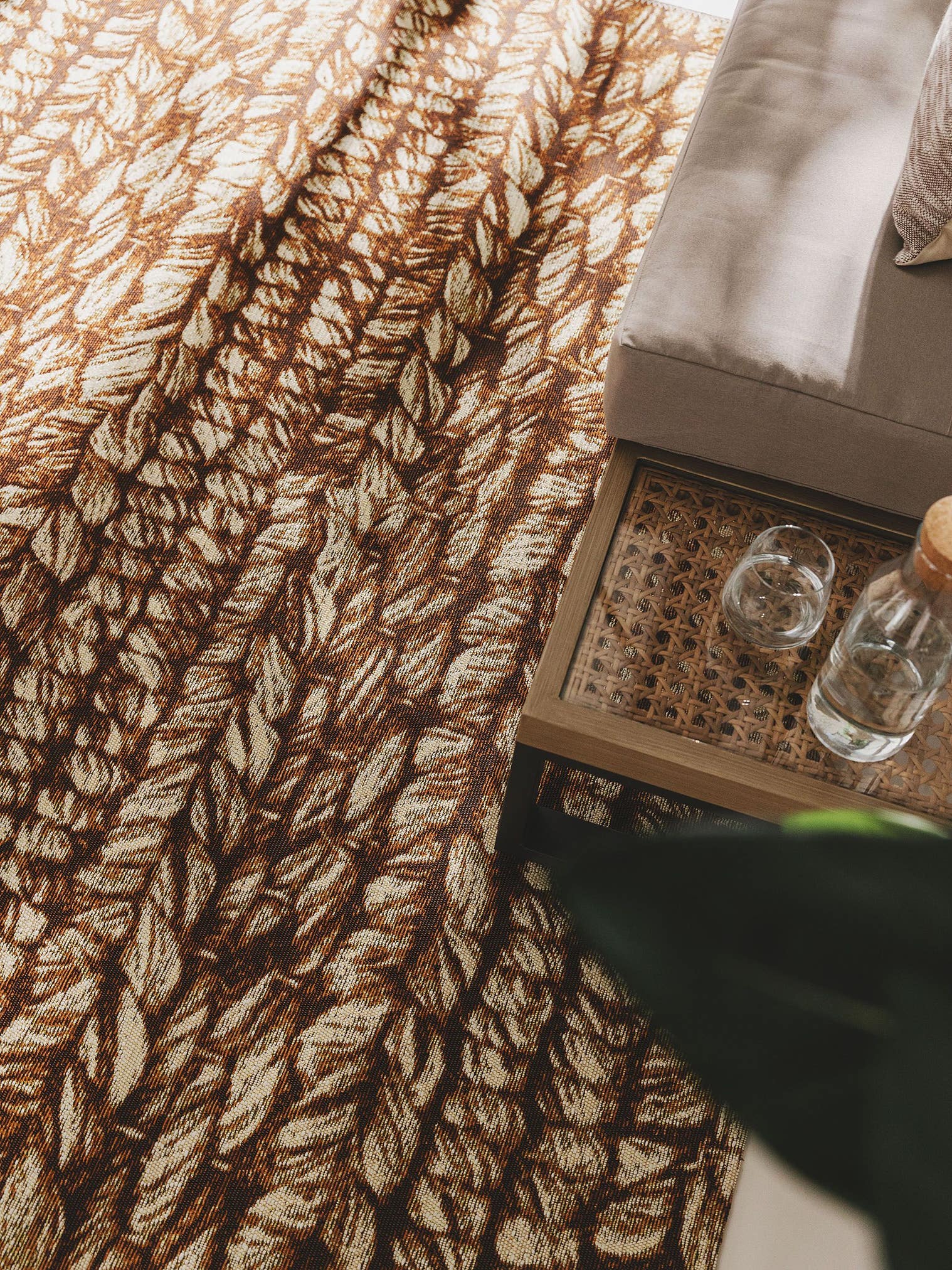 Tæppe af 76% polypropylen, 24% Polyester i Beige med 1- 5 mm høj luv fra benuta Nest
