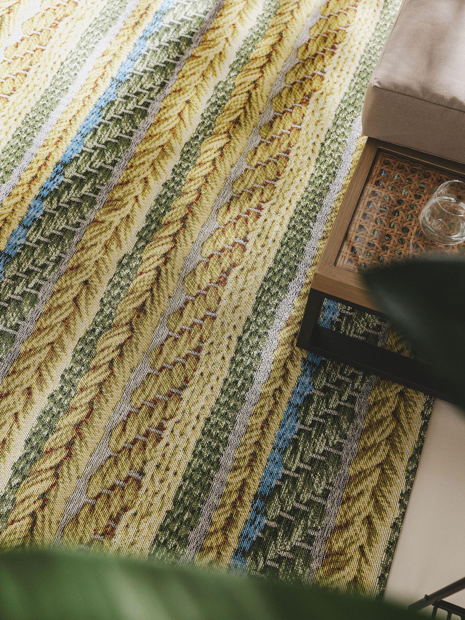 Teppich aus 76% Polypropylen, 24% Polyester in Gelb mit bis 5 mm hohem Flor von benuta Nest