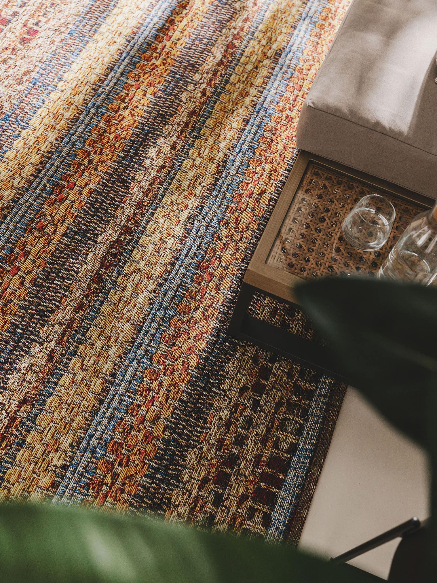 Matta av 76% Polypropen, 24% Polyester i Flerfärgad med 1- 5 mm hög lugg från benuta Nest