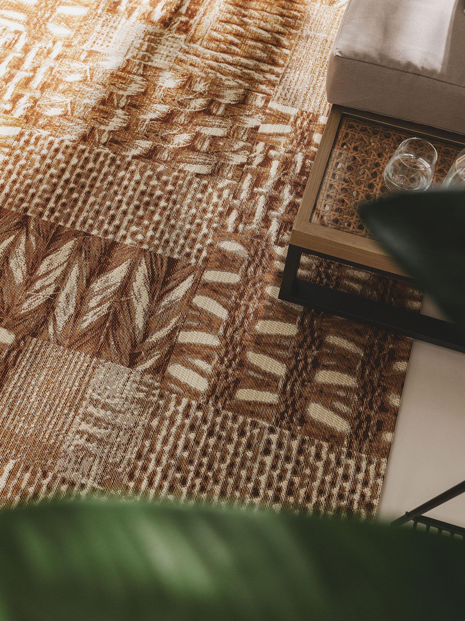 Tæppe af 76% polypropylen, 24% Polyester i Beige med 1- 5 mm høj luv fra benuta Nest