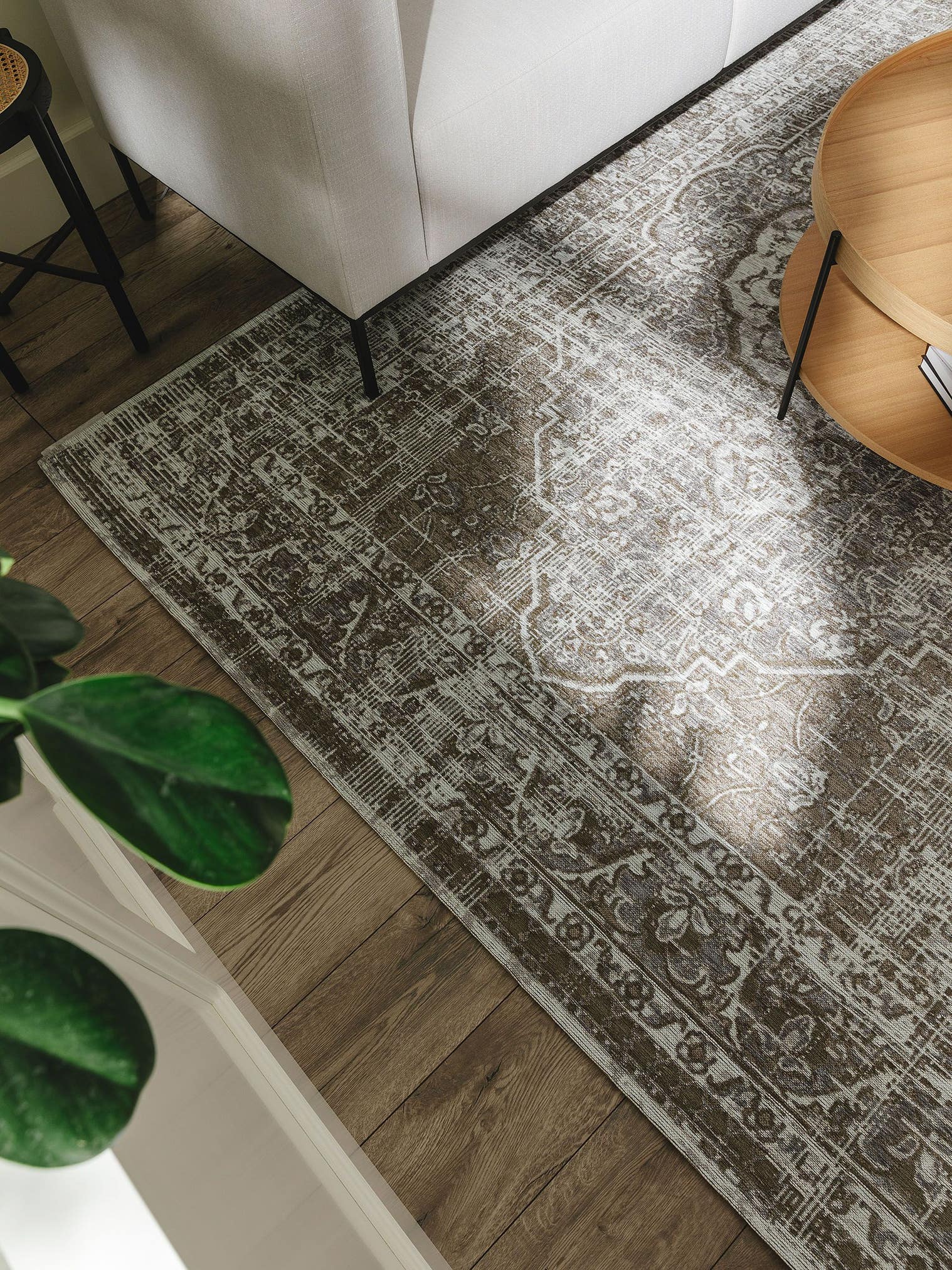 Teppich aus 55% Polyacryl, 27% Polyester, 17% Baumwolle, 1% Latex in Grau mit bis 5 mm hohem Flor von benuta Nest