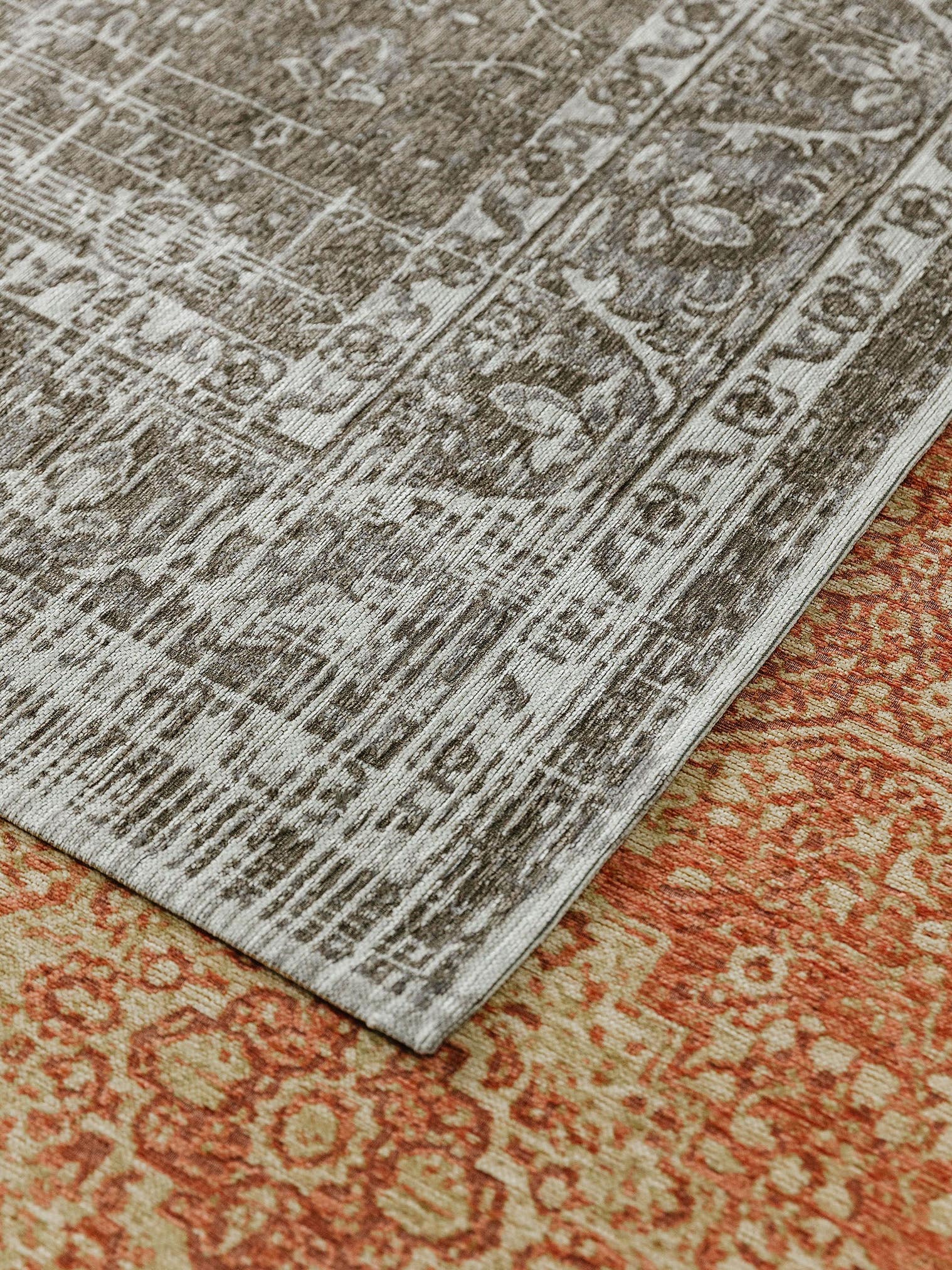 Teppich aus 55% Polyacryl, 27% Polyester, 17% Baumwolle, 1% Latex in Grau mit bis 5 mm hohem Flor von benuta Nest