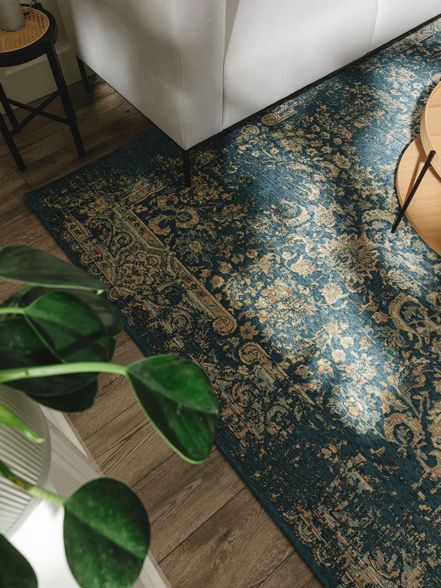 Teppich aus 55% Polyacryl, 27% Polyester, 17% Baumwolle, 1% Latex in Blau mit bis 5 mm hohem Flor von benuta Nest