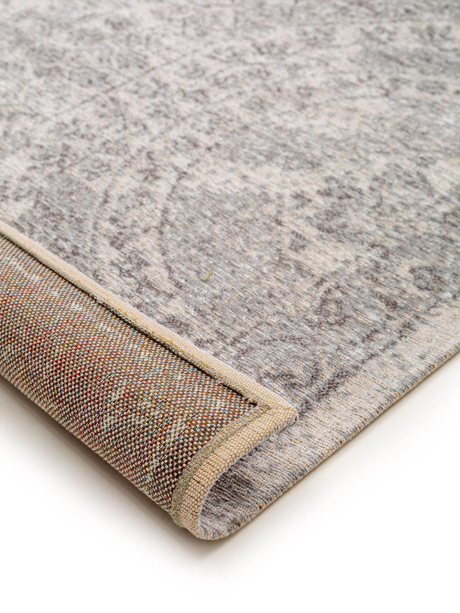 Teppich aus 74 % Polyester, 25% Baumwolle, 1% Latex in Grau mit bis 5 mm hohem Flor von benuta Pop