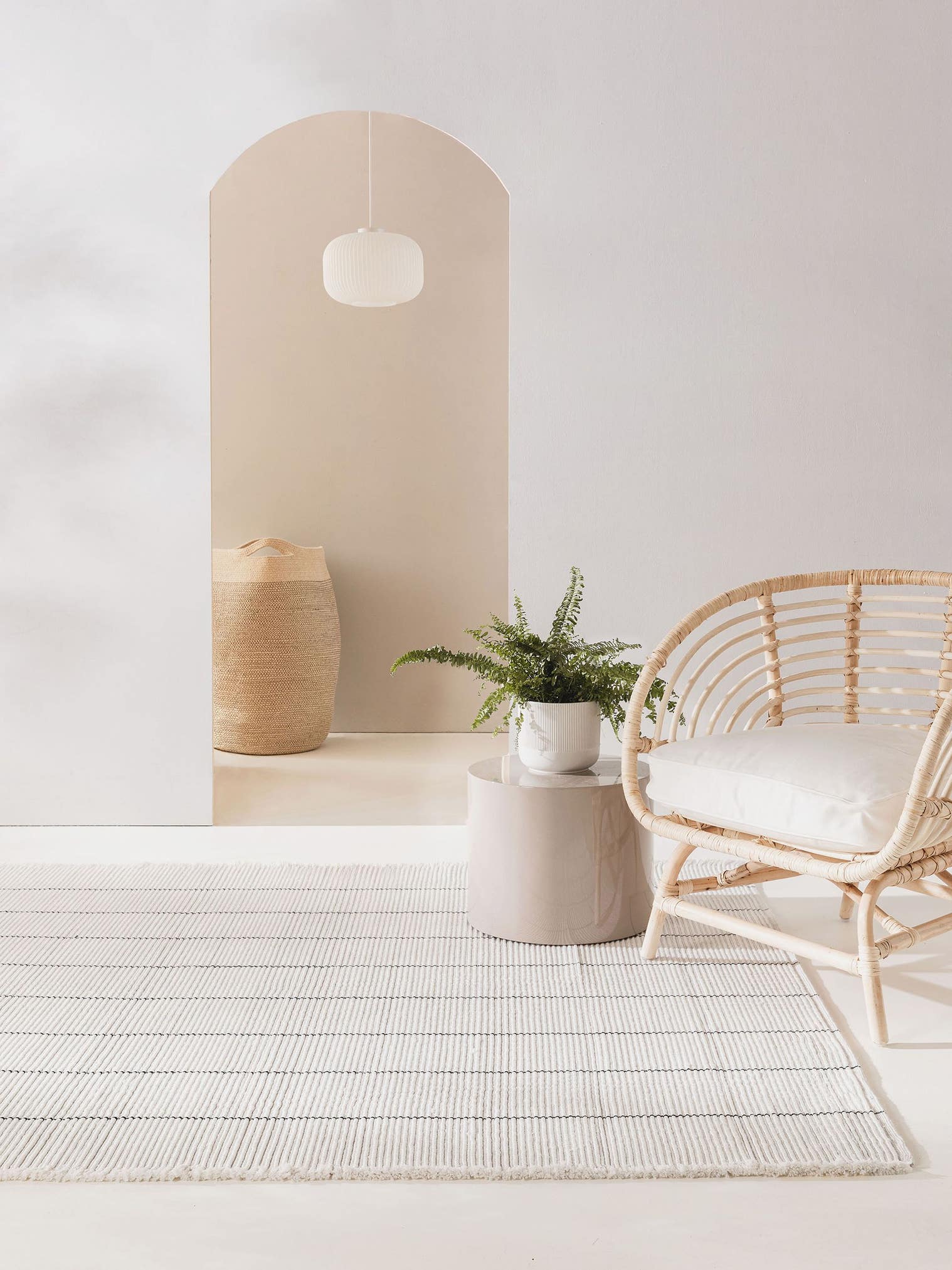 Teppich aus 100% Polyester (recyceltes PET) in Weiß mit bis 5 mm hohem Flor von benuta Pure