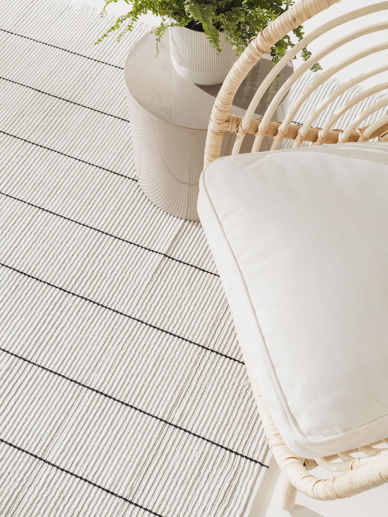 Teppich aus 100% Polyester (recyceltes PET) in Weiß mit bis 5 mm hohem Flor von benuta Pure