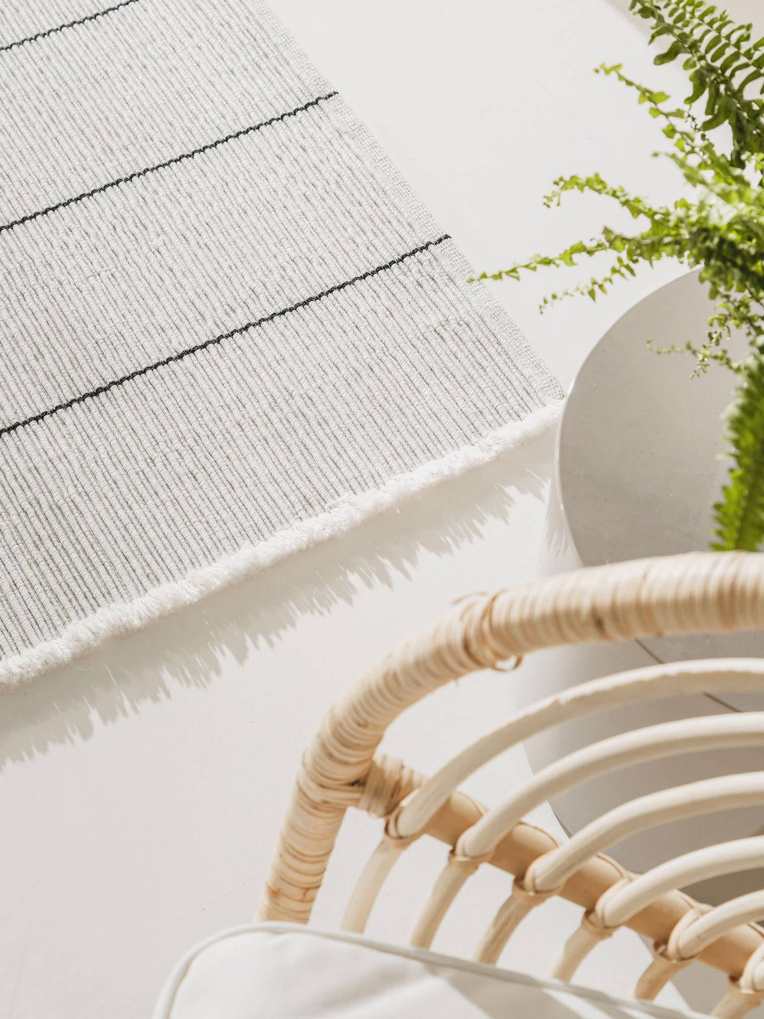 Teppich aus 100% Polyester (recyceltes PET) in Weiß mit bis 5 mm hohem Flor von benuta Pure